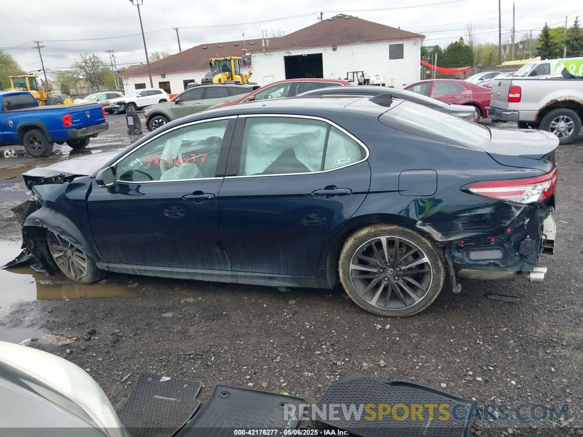 14 Photograph of a damaged car 4T1B61HK1KU823661 TOYOTA CAMRY 2019