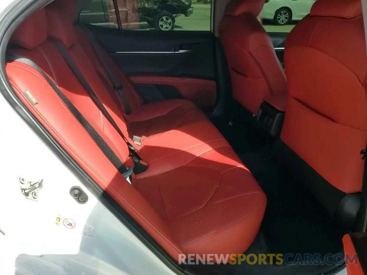 10 Photograph of a damaged car 4T1B61HK2KU190975 TOYOTA CAMRY 2019
