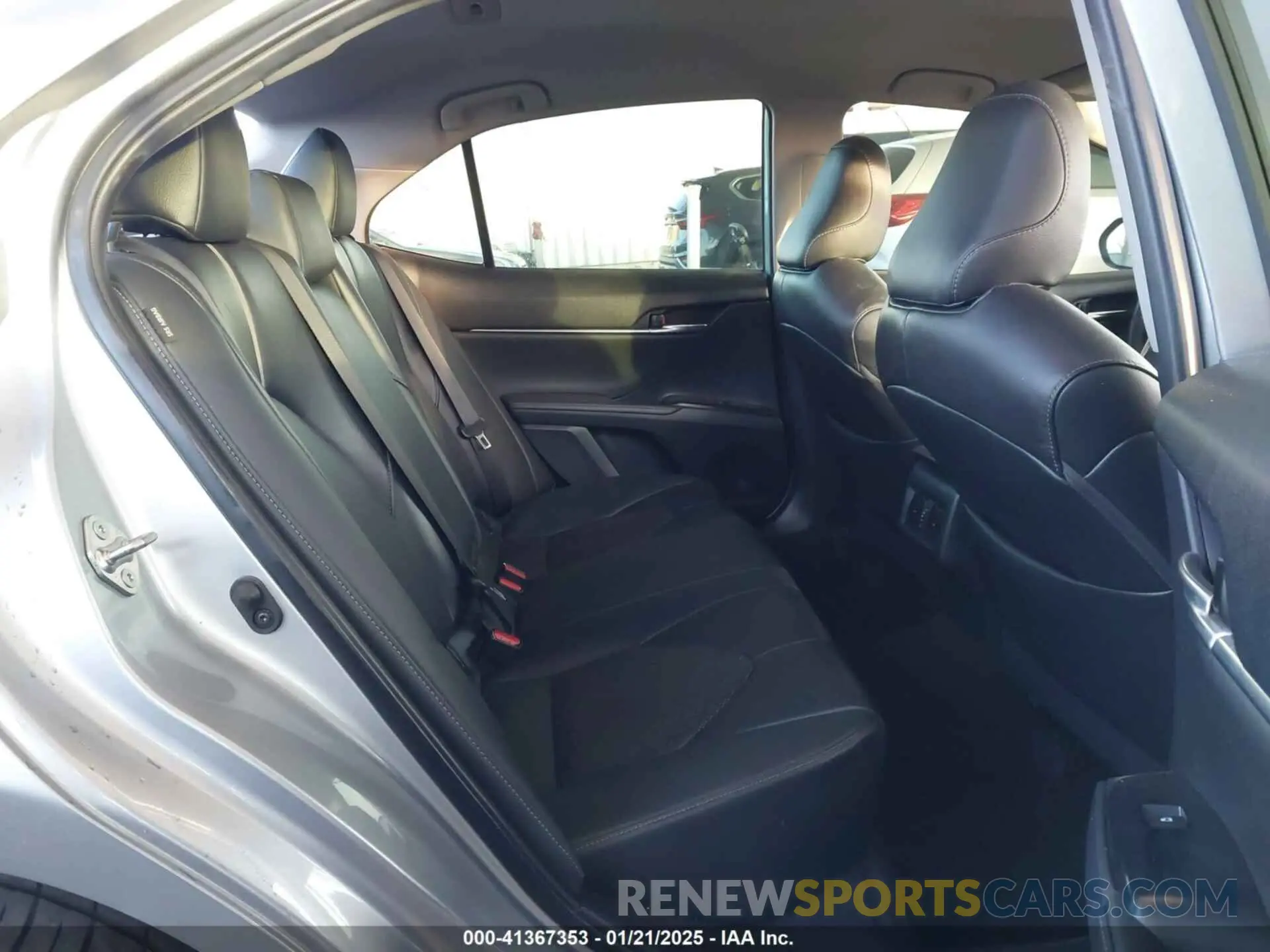8 Photograph of a damaged car 4T1B61HK2KU808439 TOYOTA CAMRY 2019