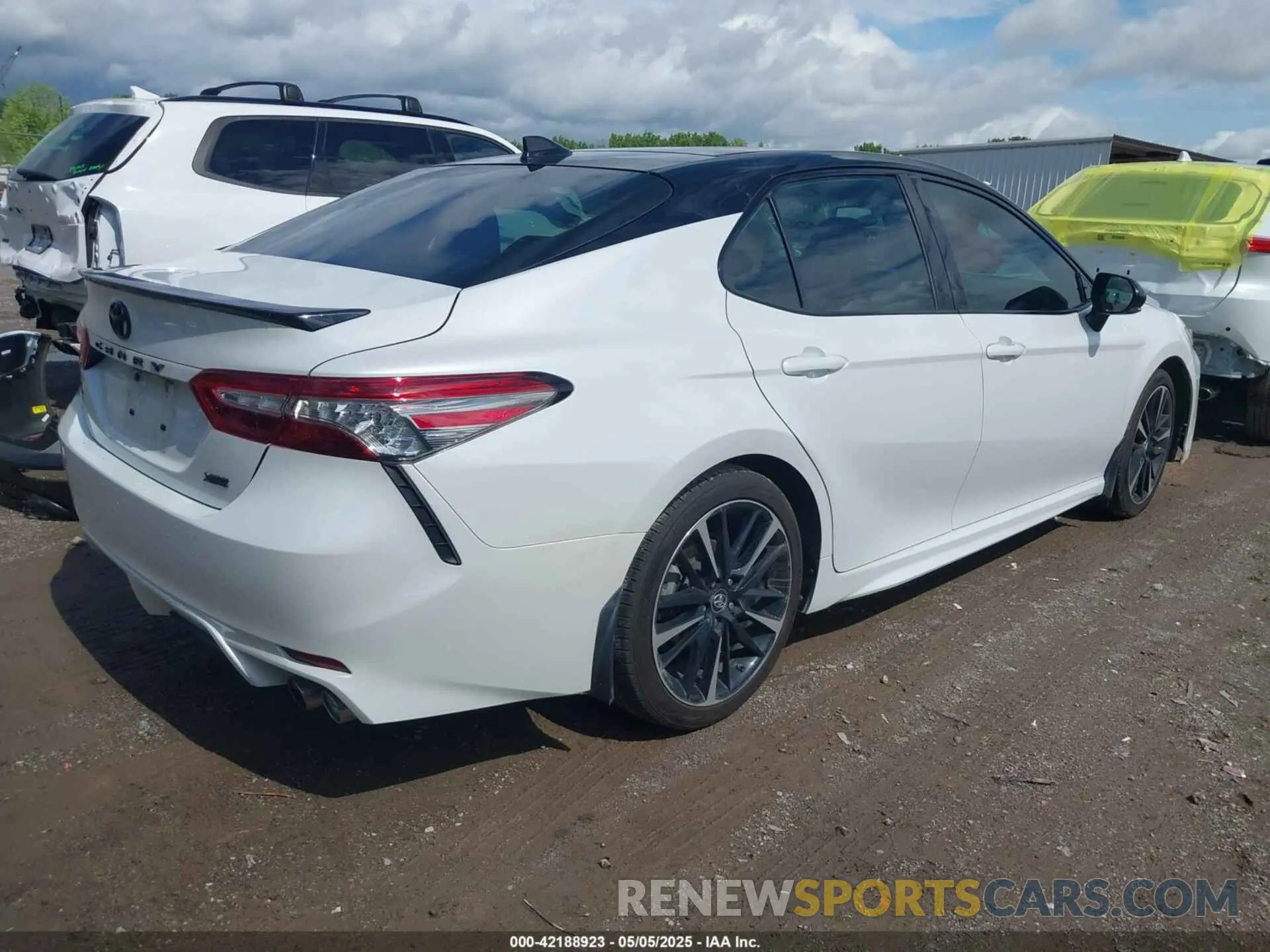 4 Photograph of a damaged car 4T1B61HK3KU299509 TOYOTA CAMRY 2019