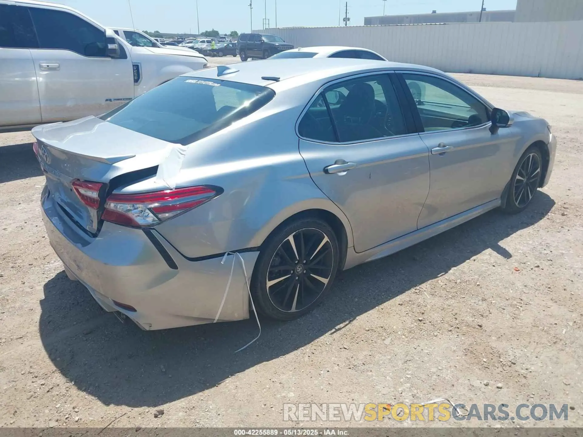 4 Photograph of a damaged car 4T1B61HK3KU740782 TOYOTA CAMRY 2019