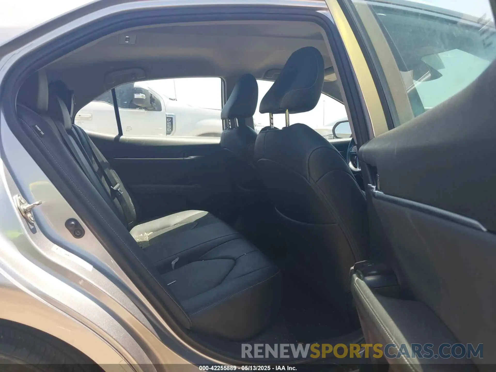 8 Photograph of a damaged car 4T1B61HK3KU740782 TOYOTA CAMRY 2019