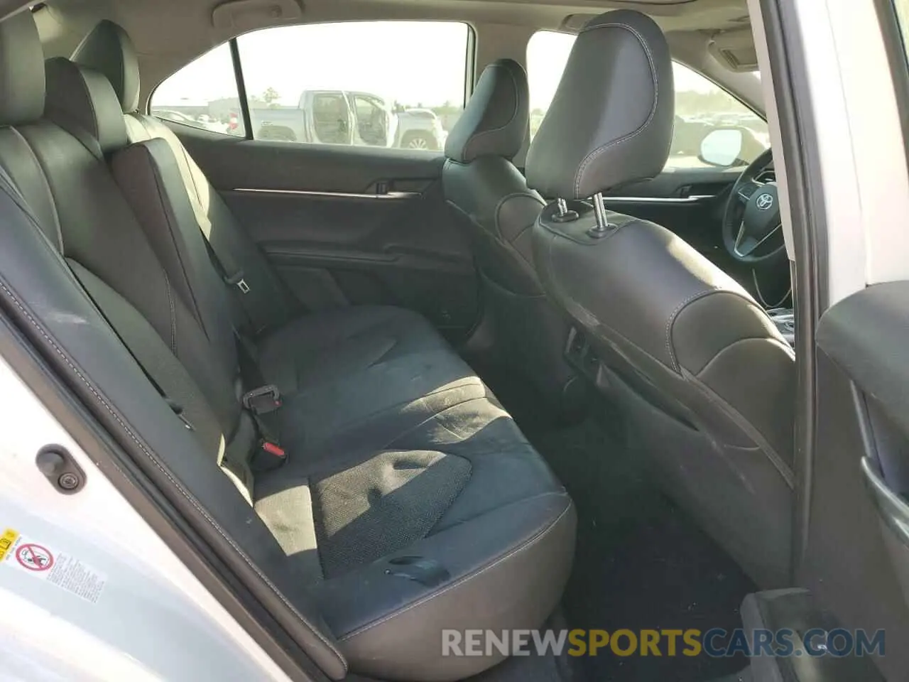 10 Photograph of a damaged car 4T1B61HK3KU742371 TOYOTA CAMRY 2019