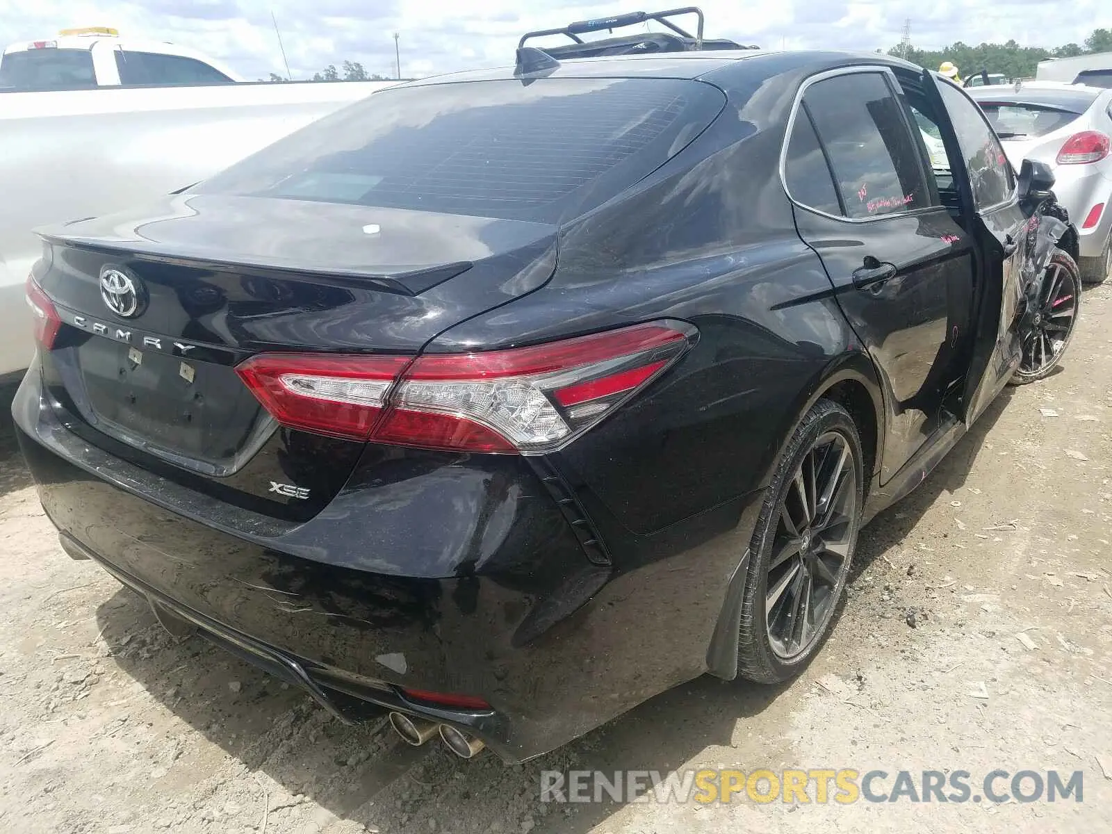 4 Photograph of a damaged car 4T1B61HK3KU754648 TOYOTA CAMRY 2019