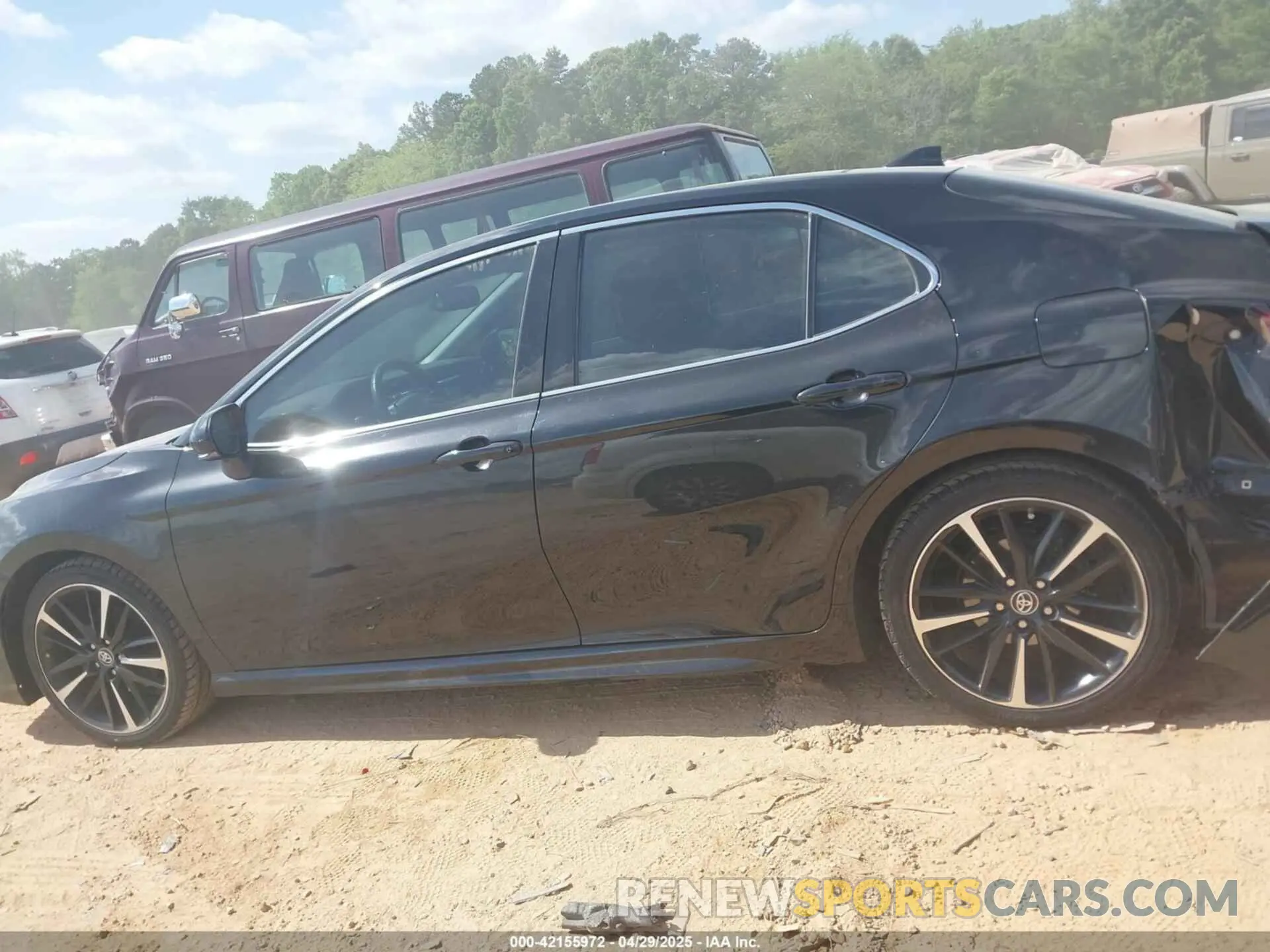 14 Photograph of a damaged car 4T1B61HK3KU856581 TOYOTA CAMRY 2019