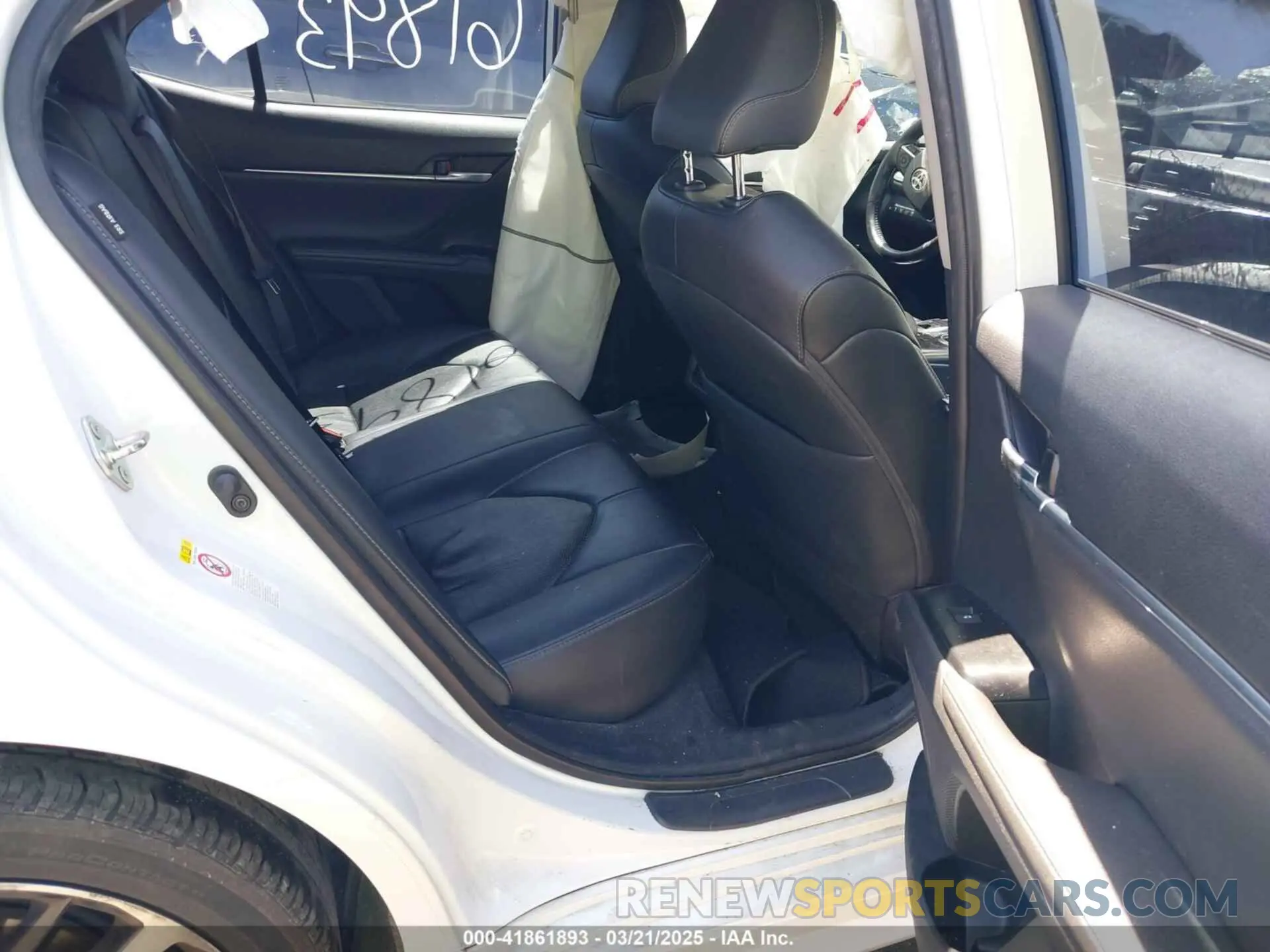 8 Photograph of a damaged car 4T1B61HK4KU691866 TOYOTA CAMRY 2019