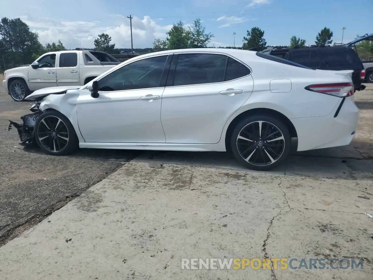 2 Photograph of a damaged car 4T1B61HK4KU704969 TOYOTA CAMRY 2019