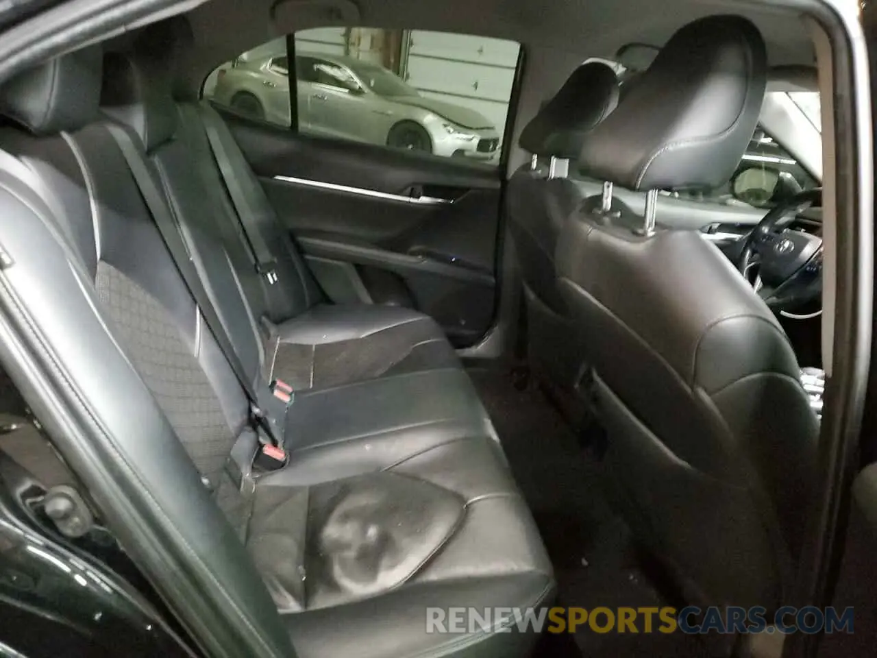 10 Photograph of a damaged car 4T1B61HK4KU841832 TOYOTA CAMRY 2019