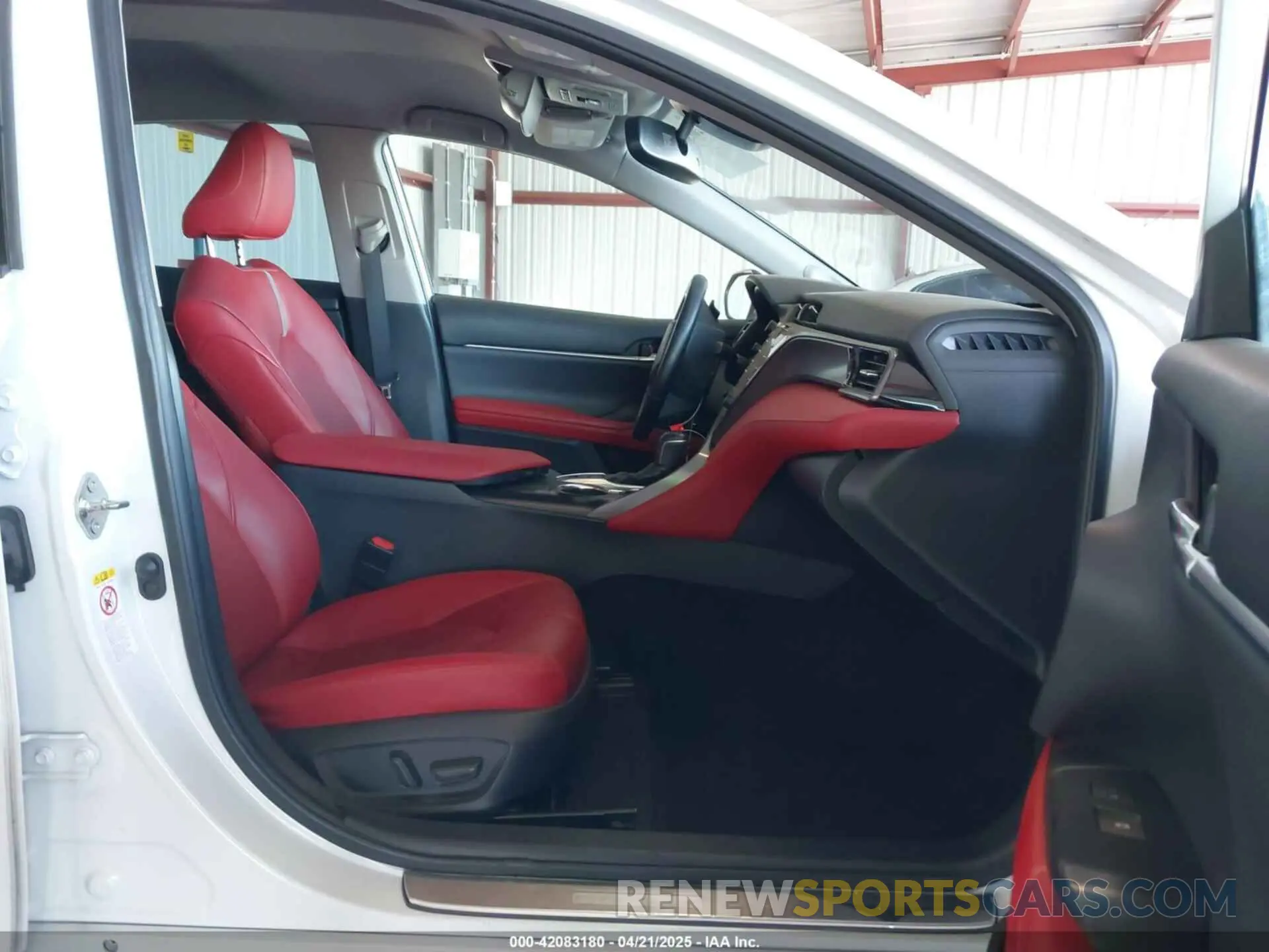5 Photograph of a damaged car 4T1B61HK5KU746258 TOYOTA CAMRY 2019