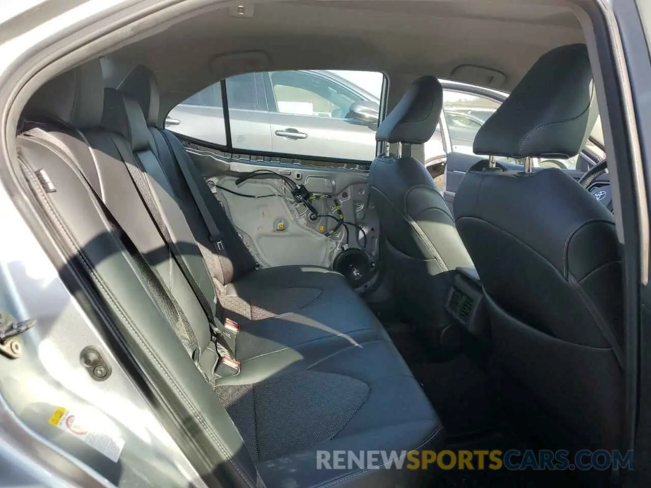 10 Photograph of a damaged car 4T1B61HK5KU760211 TOYOTA CAMRY 2019