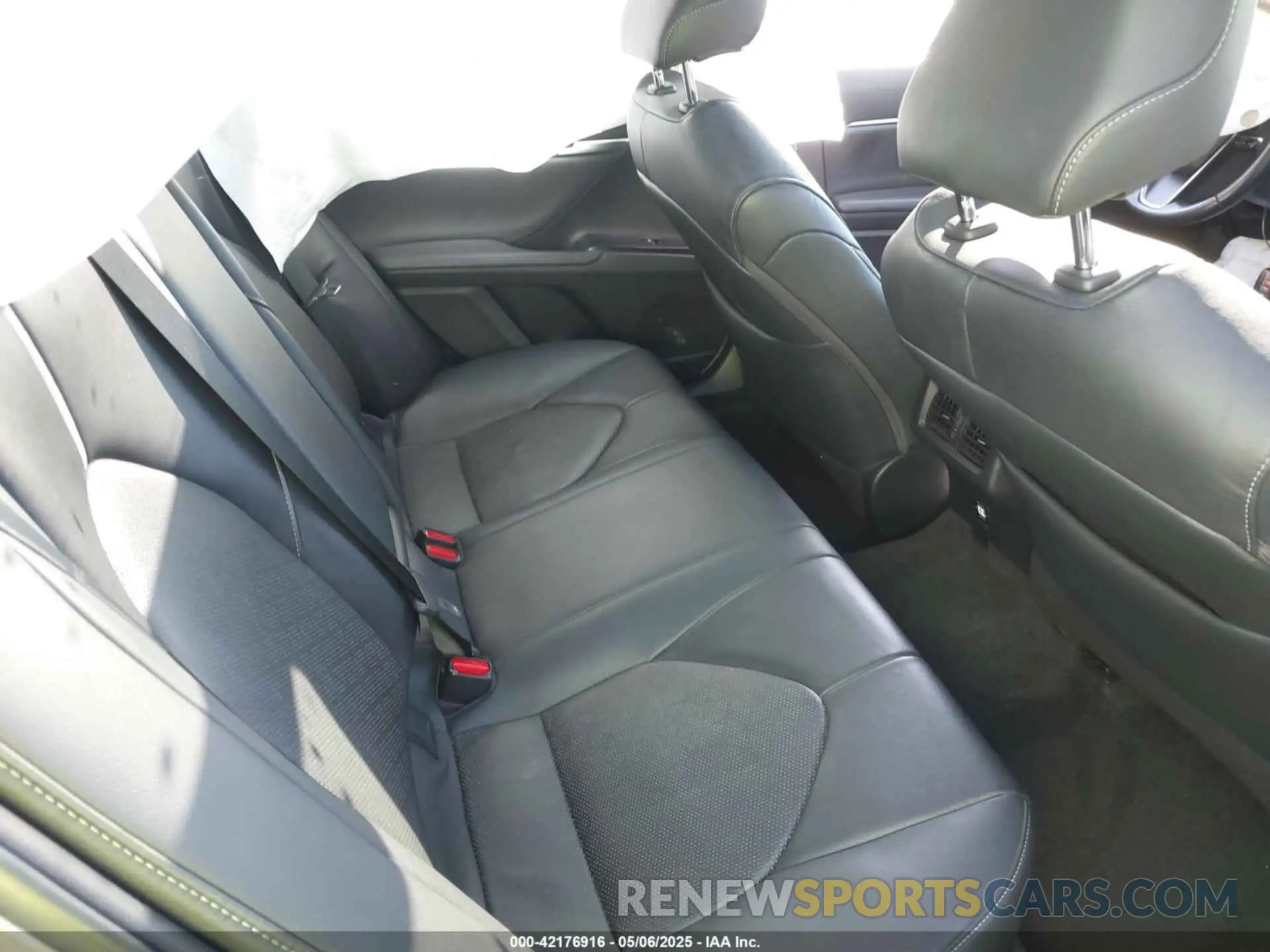 8 Photograph of a damaged car 4T1B61HK5KU788378 TOYOTA CAMRY 2019