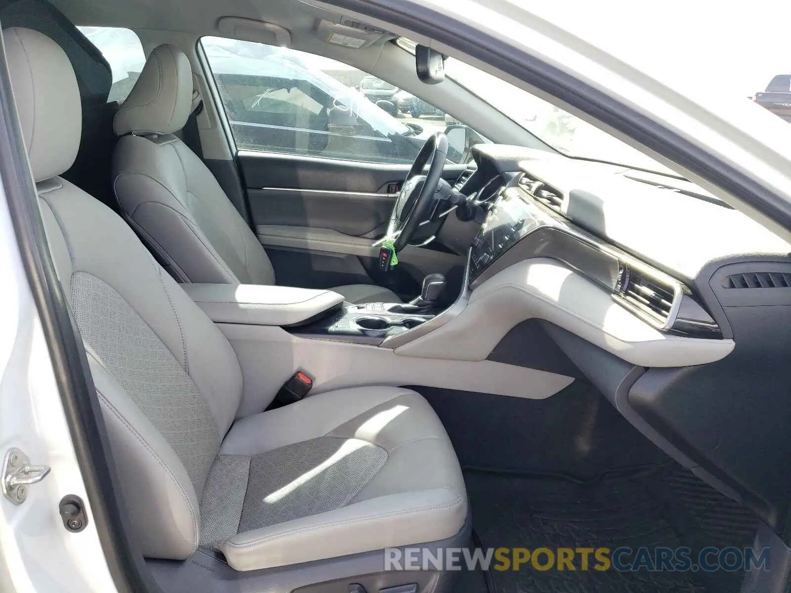 5 Photograph of a damaged car 4T1B61HK5KU811318 TOYOTA CAMRY 2019