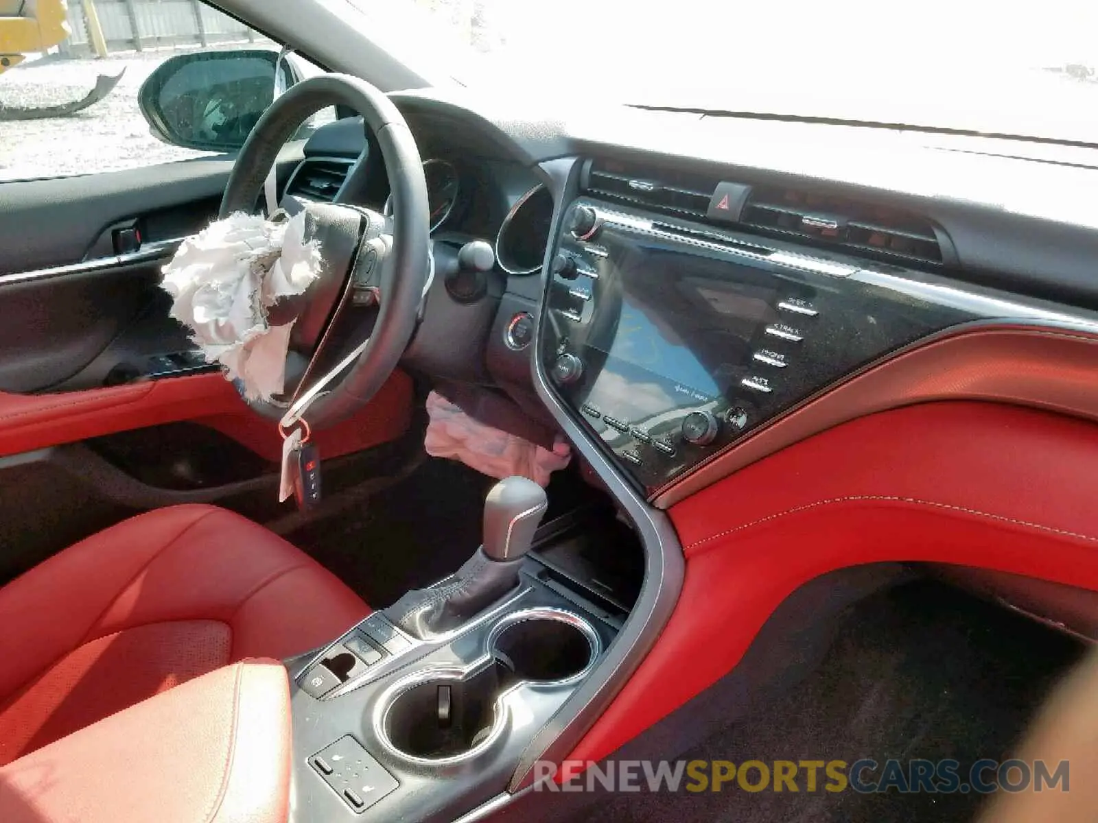 9 Photograph of a damaged car 4T1B61HK6KU175654 TOYOTA CAMRY 2019