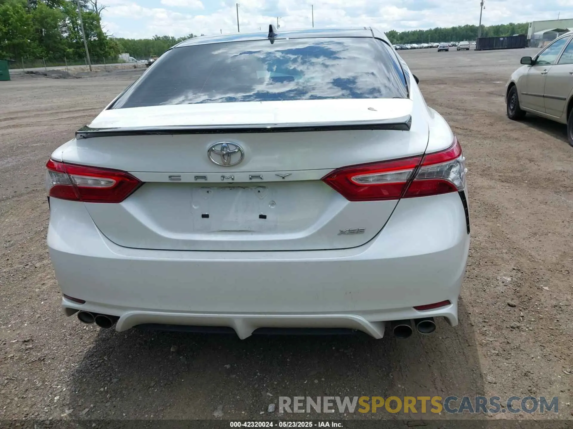 16 Photograph of a damaged car 4T1B61HK6KU290688 TOYOTA CAMRY 2019