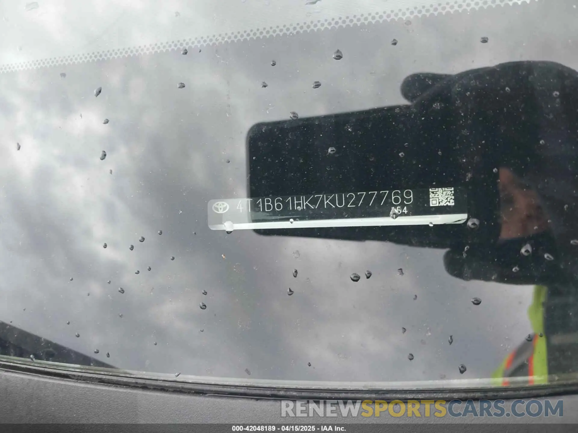 17 Photograph of a damaged car 4T1B61HK7KU277769 TOYOTA CAMRY 2019