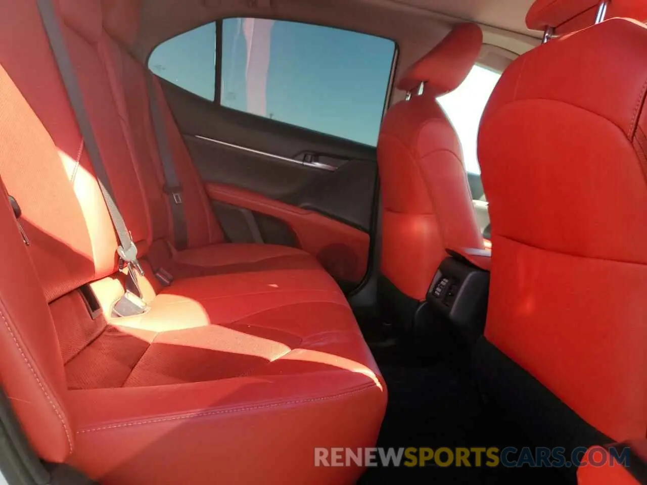 10 Photograph of a damaged car 4T1B61HK8KU251617 TOYOTA CAMRY 2019