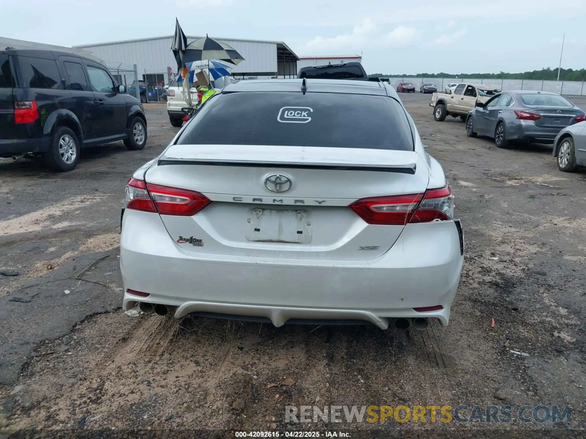 16 Photograph of a damaged car 4T1B61HK8KU295536 TOYOTA CAMRY 2019