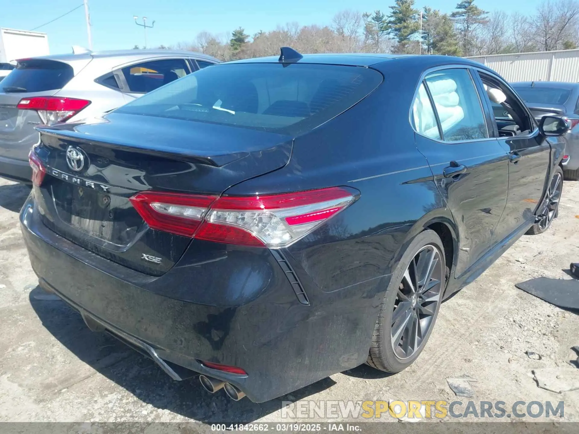 4 Photograph of a damaged car 4T1B61HK9KU180721 TOYOTA CAMRY 2019