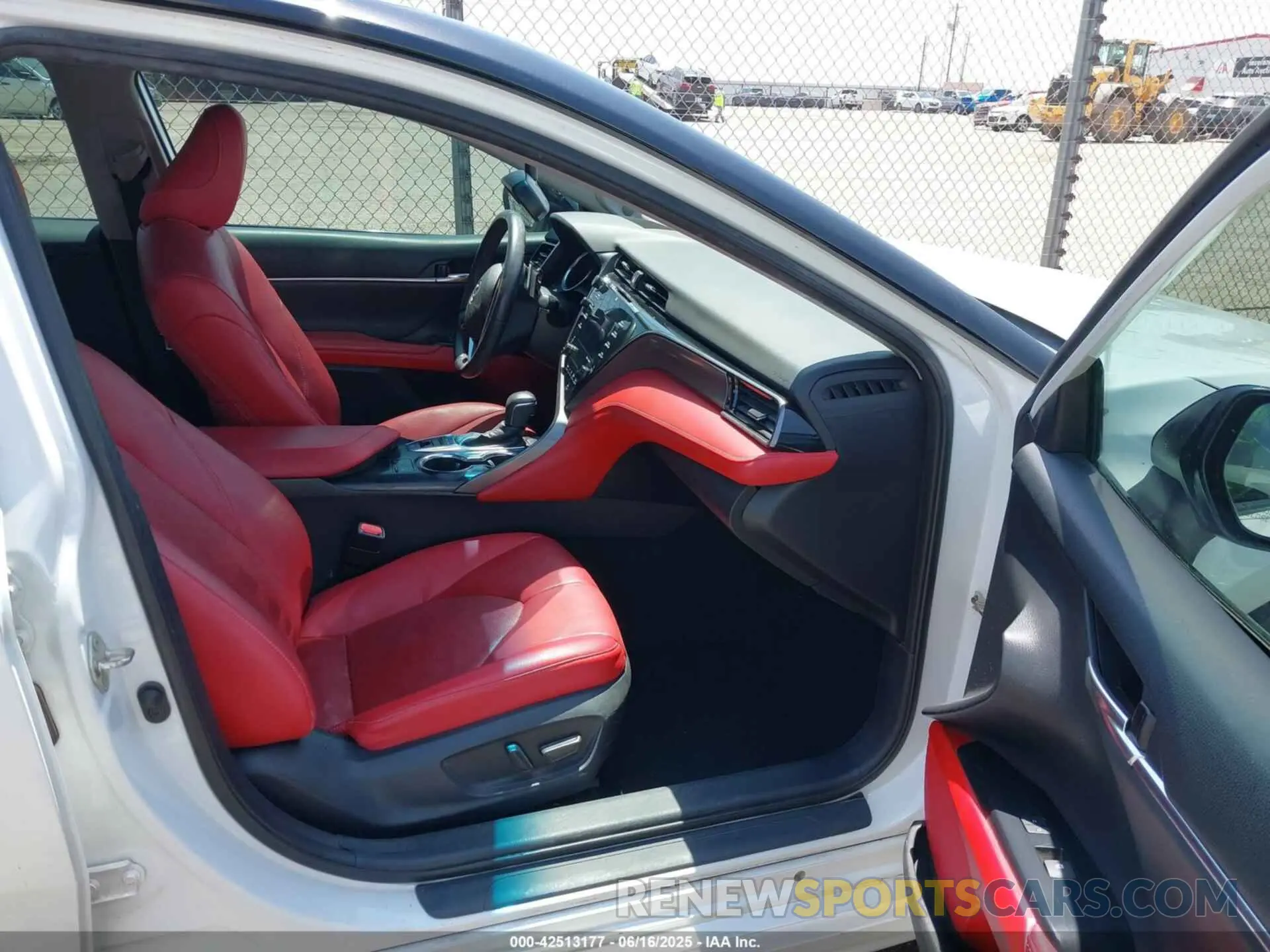 5 Photograph of a damaged car 4T1B61HK9KU262383 TOYOTA CAMRY 2019