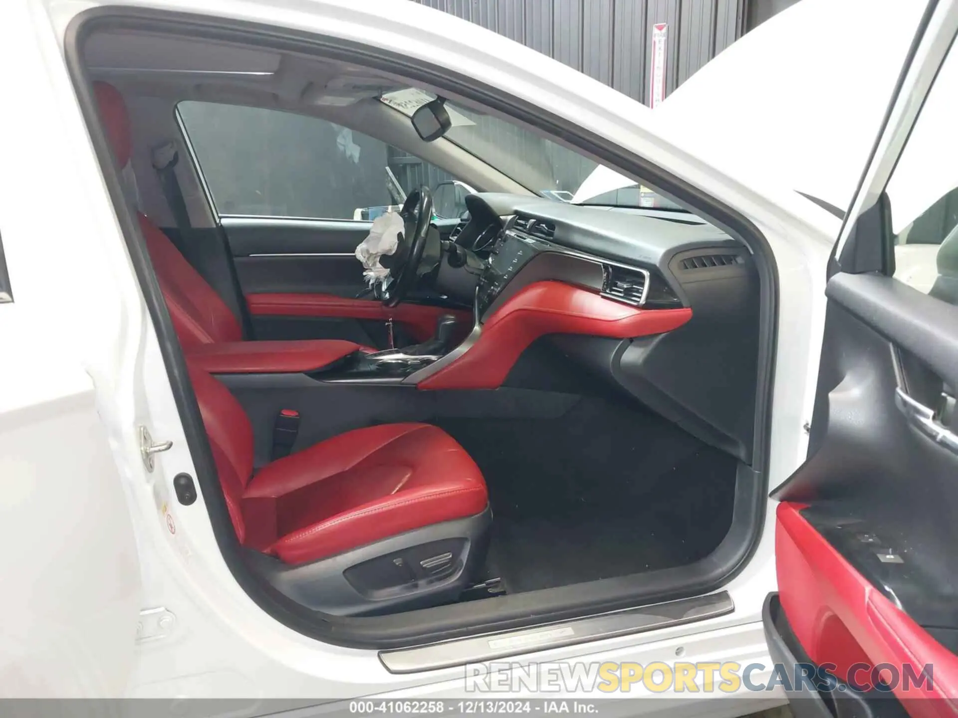 5 Photograph of a damaged car 4T1B61HK9KU708080 TOYOTA CAMRY 2019