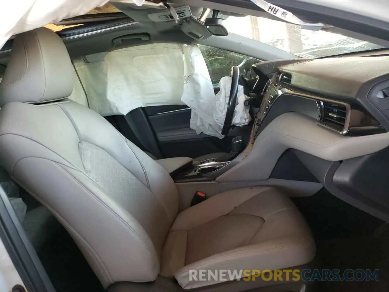 5 Photograph of a damaged car 4T1B61HK9KU747252 TOYOTA CAMRY 2019