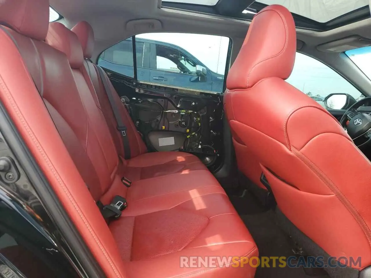 10 Photograph of a damaged car 4T1B61HKXKU795665 TOYOTA CAMRY 2019