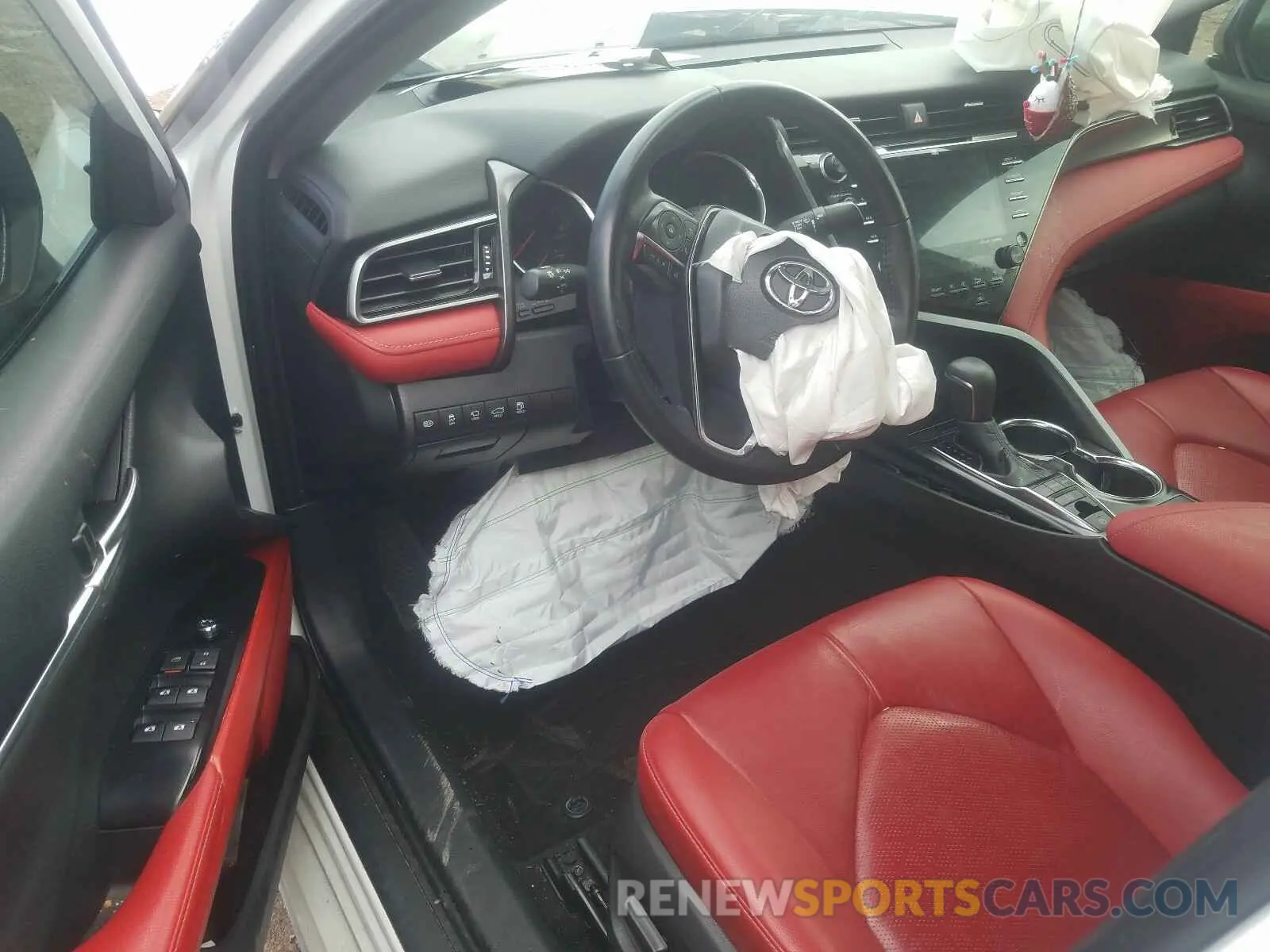 9 Photograph of a damaged car 4T1BZ1HK8KU027061 TOYOTA CAMRY 2019