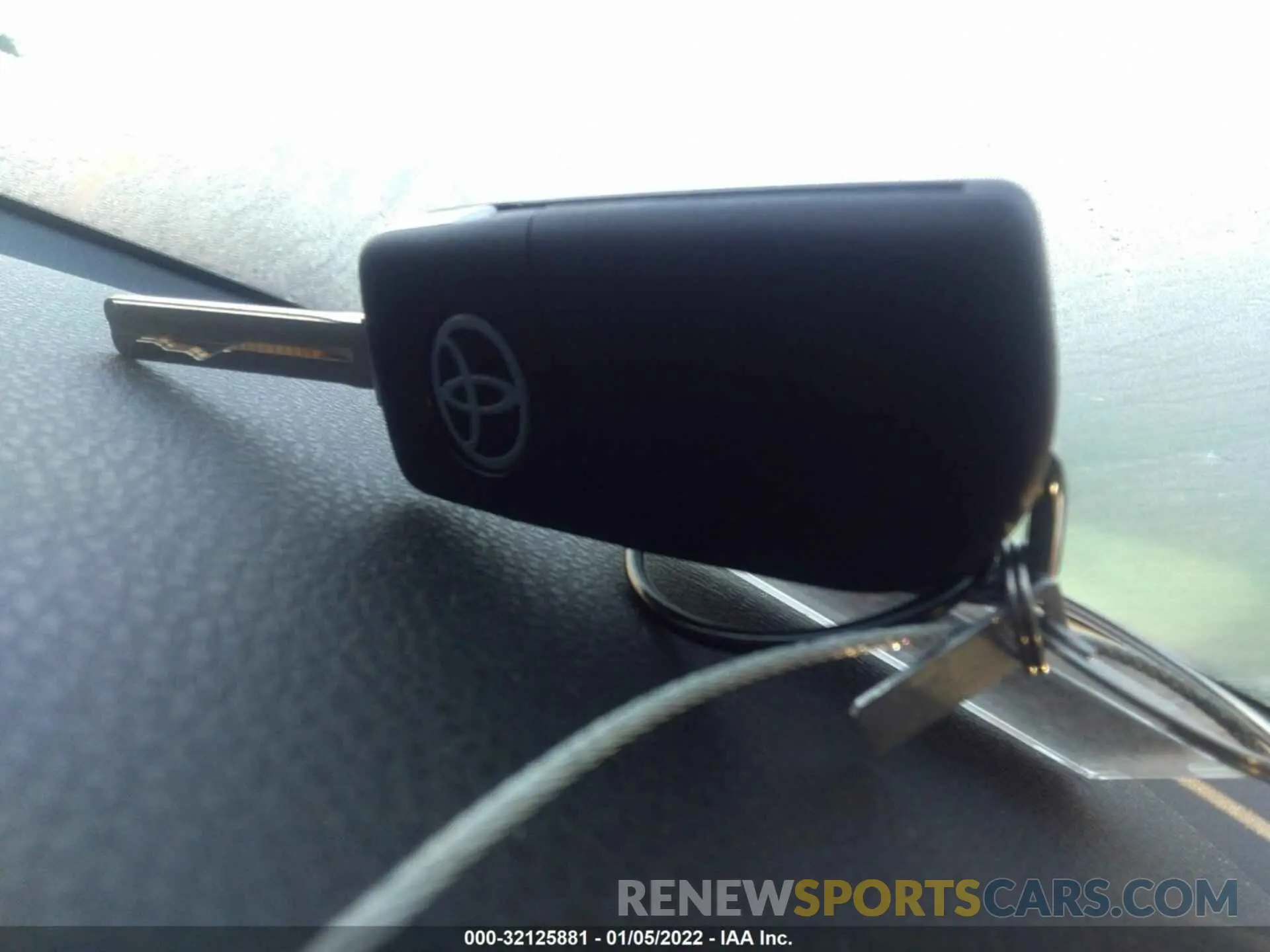 11 Photograph of a damaged car 4T1C11AK0LU305393 TOYOTA CAMRY 2020