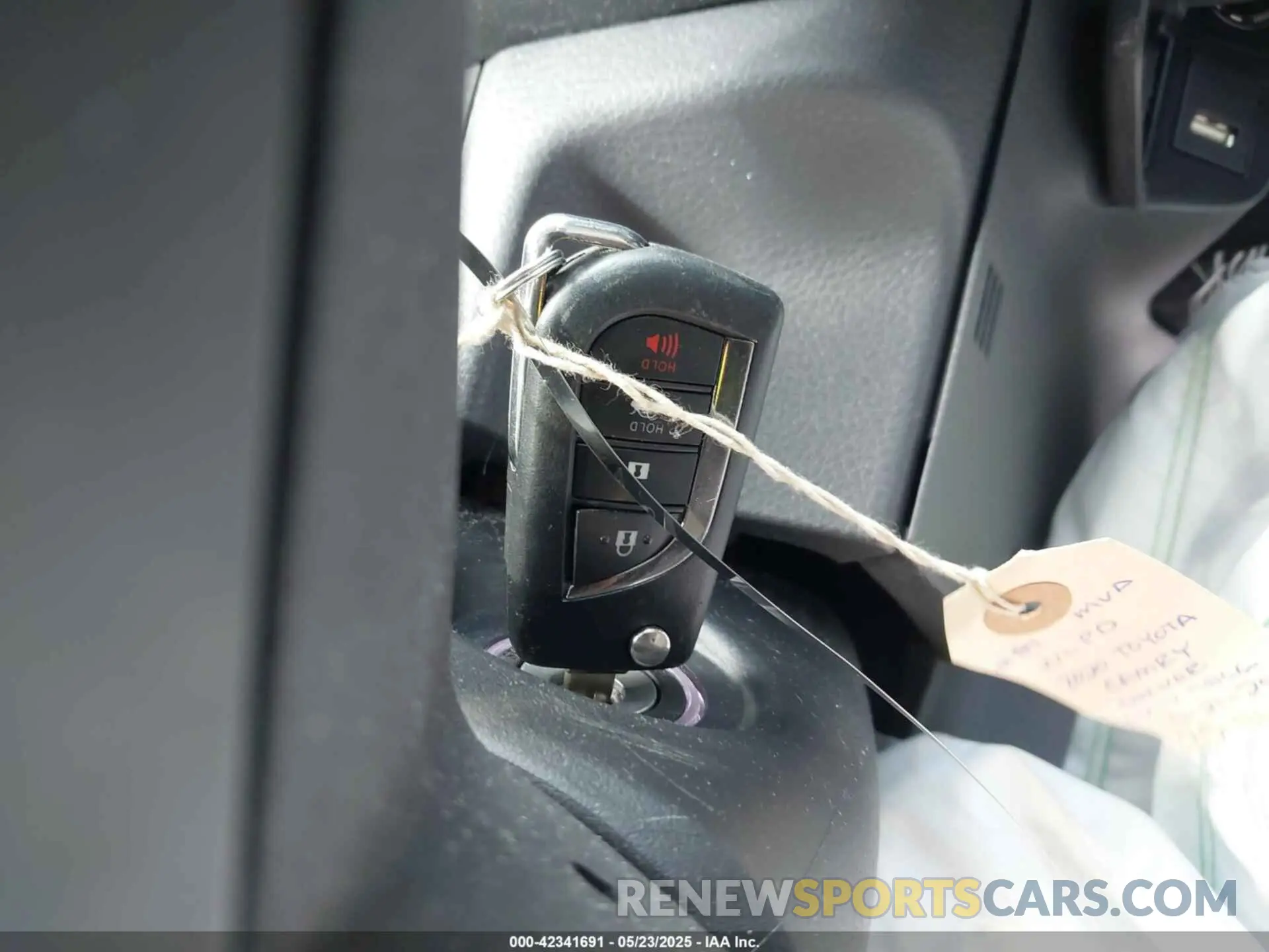 11 Photograph of a damaged car 4T1C11AK4LU389069 TOYOTA CAMRY 2020