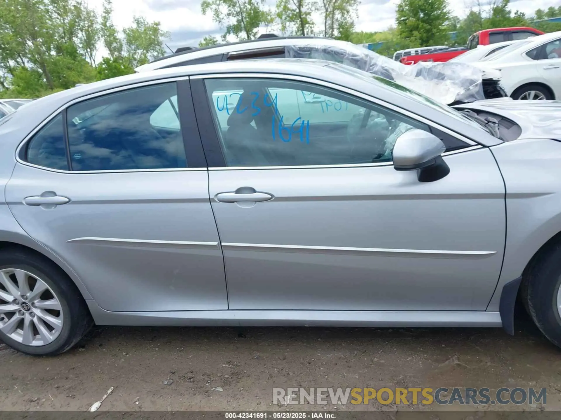 13 Photograph of a damaged car 4T1C11AK4LU389069 TOYOTA CAMRY 2020