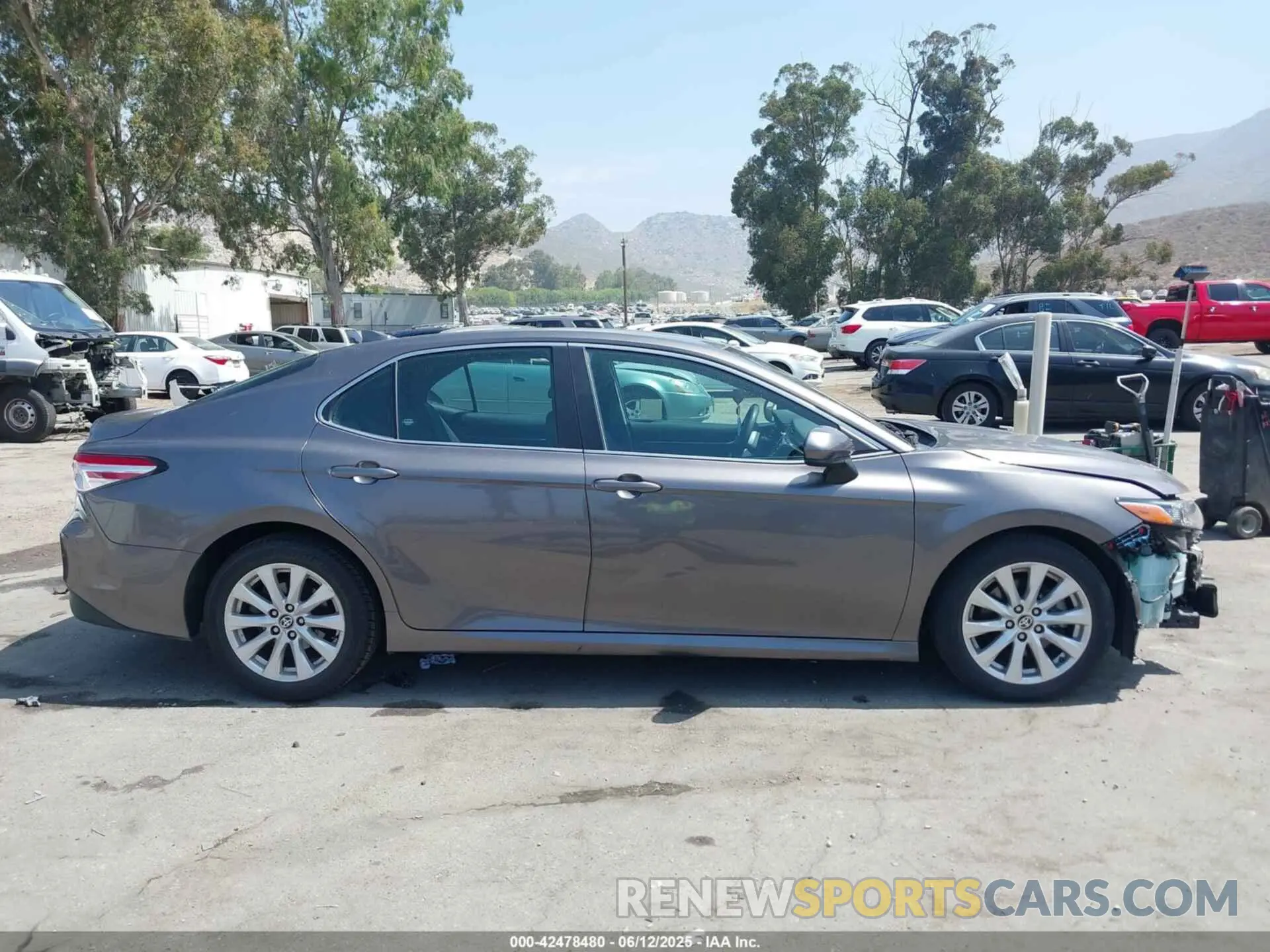 14 Photograph of a damaged car 4T1C11AK4LU961421 TOYOTA CAMRY 2020