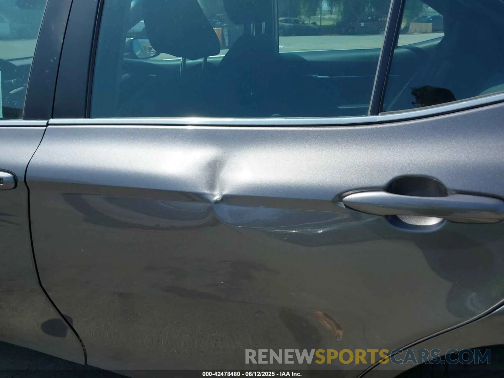 19 Photograph of a damaged car 4T1C11AK4LU961421 TOYOTA CAMRY 2020