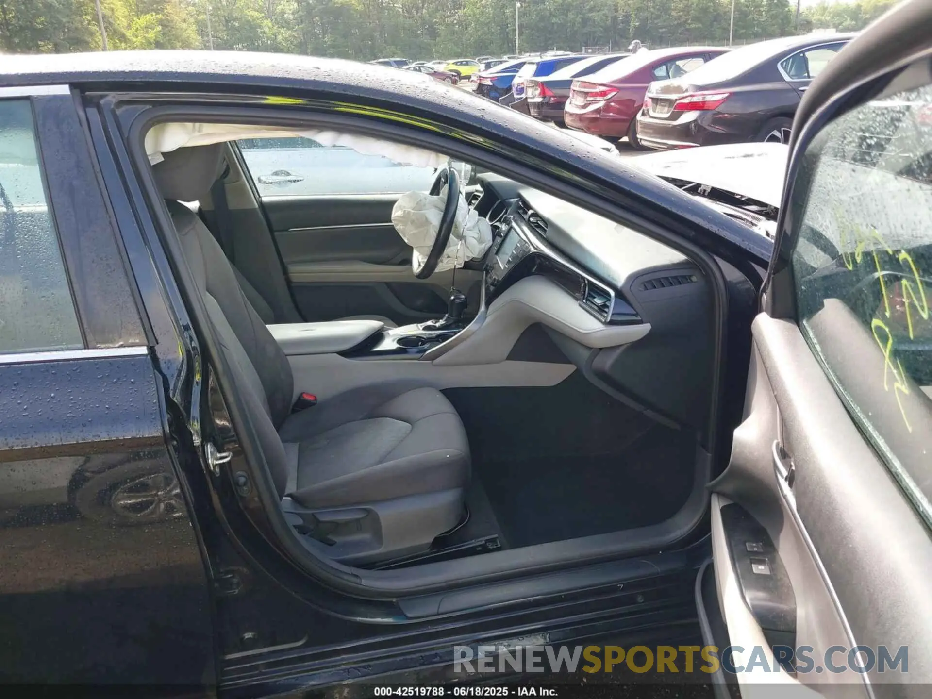 5 Photograph of a damaged car 4T1C11AK5LU352631 TOYOTA CAMRY 2020