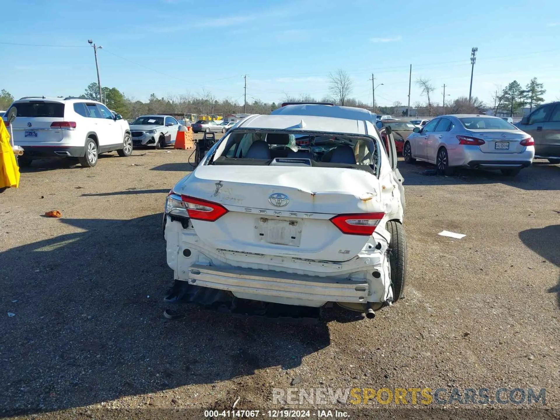 16 Photograph of a damaged car 4T1C11AK5LU935359 TOYOTA CAMRY 2020