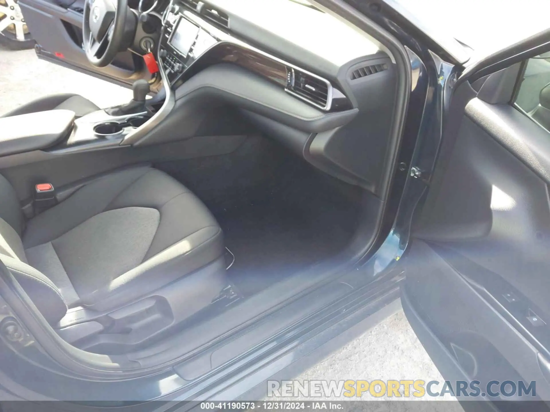 5 Photograph of a damaged car 4T1C11AK5LU977966 TOYOTA CAMRY 2020