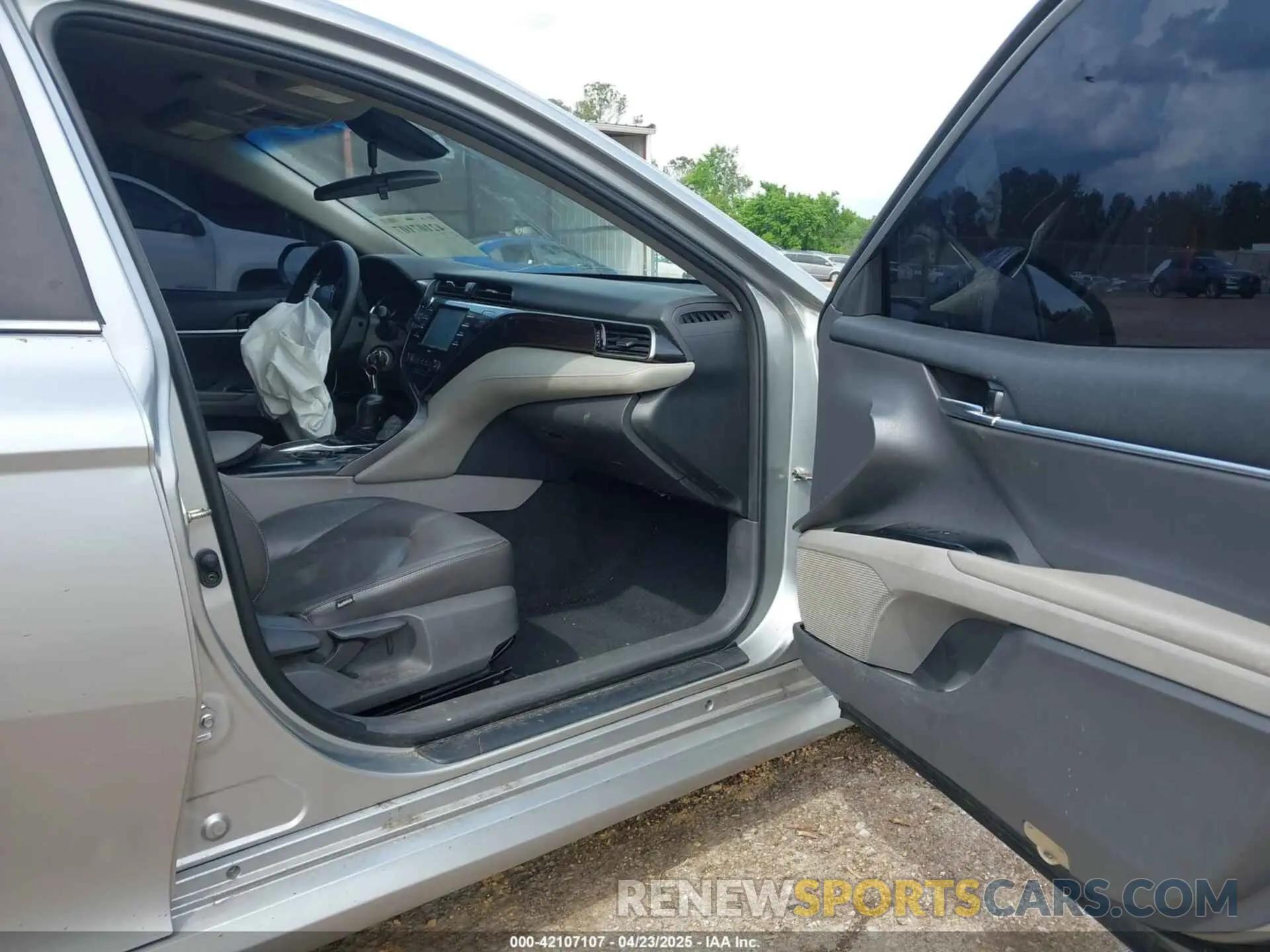 5 Photograph of a damaged car 4T1C11AK6LU869453 TOYOTA CAMRY 2020