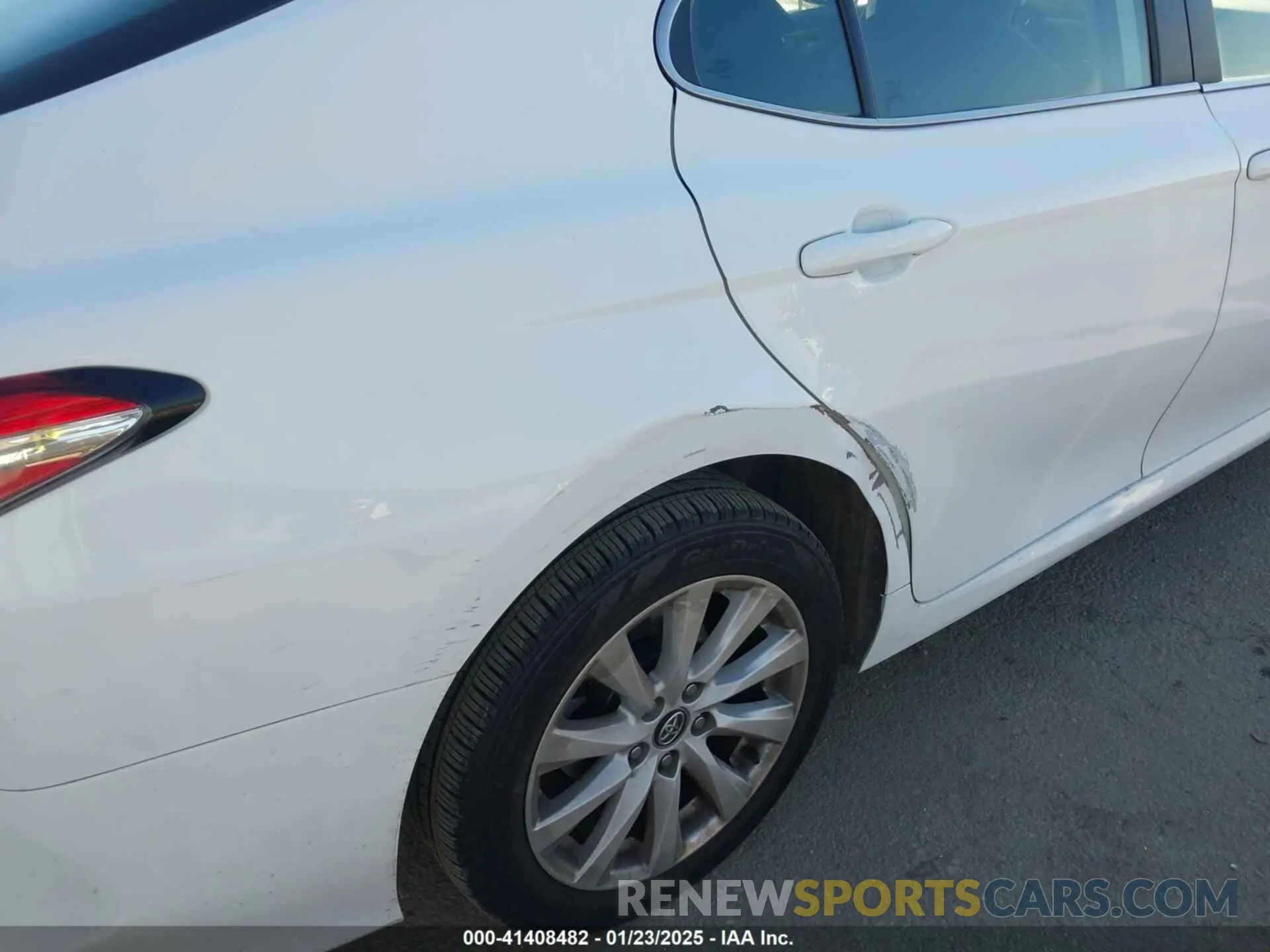 19 Photograph of a damaged car 4T1C11AK6LU915797 TOYOTA CAMRY 2020