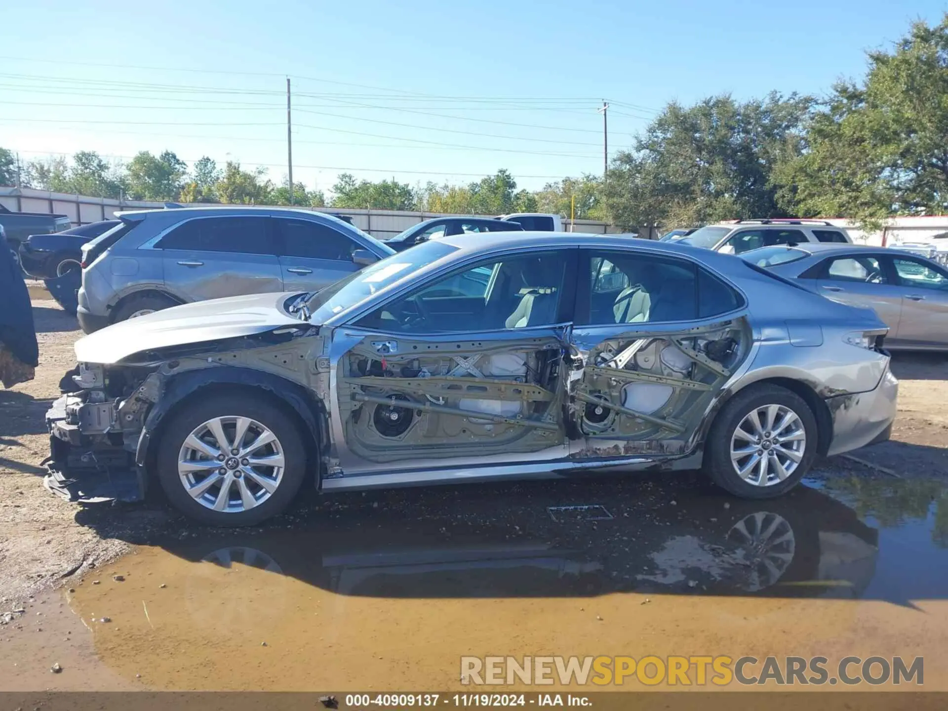 15 Photograph of a damaged car 4T1C11AK7LU870322 TOYOTA CAMRY 2020