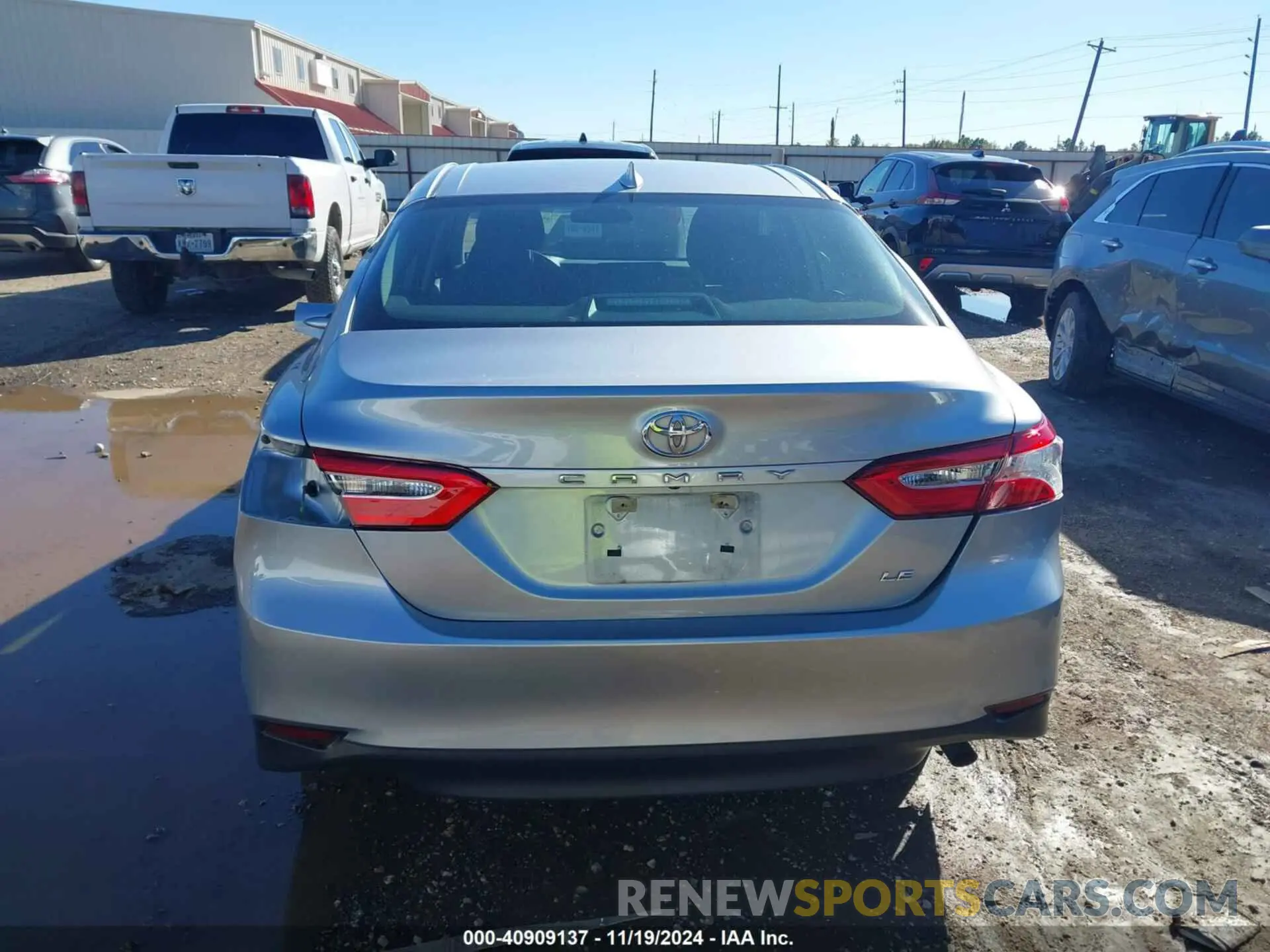 17 Photograph of a damaged car 4T1C11AK7LU870322 TOYOTA CAMRY 2020