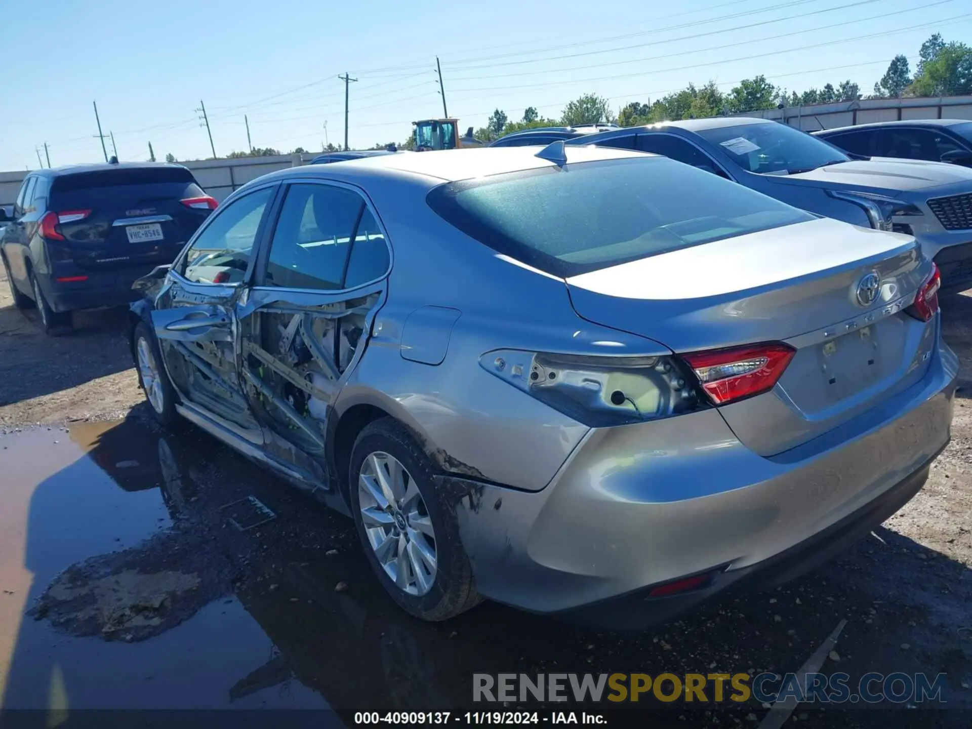 3 Photograph of a damaged car 4T1C11AK7LU870322 TOYOTA CAMRY 2020