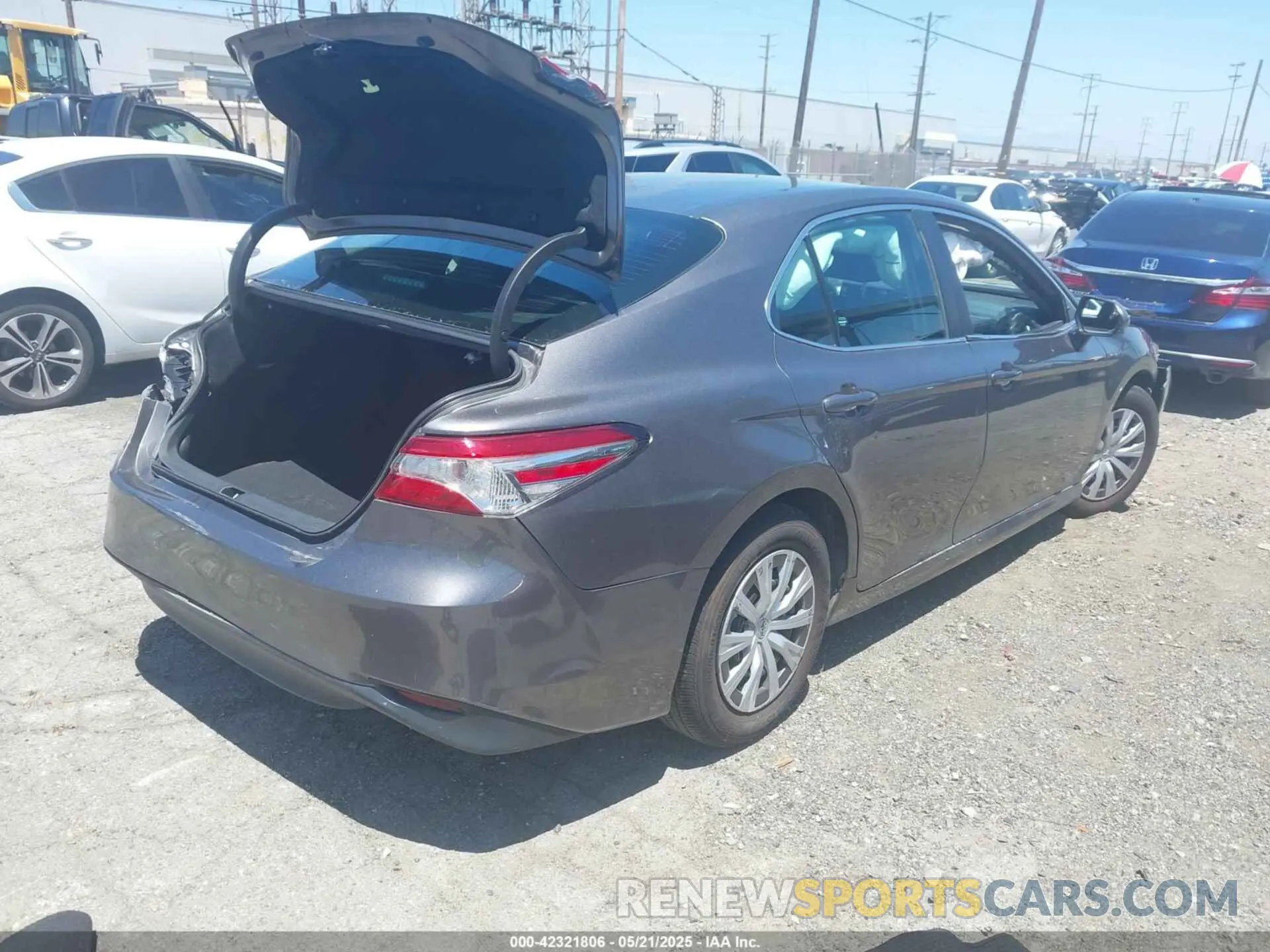4 Photograph of a damaged car 4T1C31AK8LU528758 TOYOTA CAMRY 2020