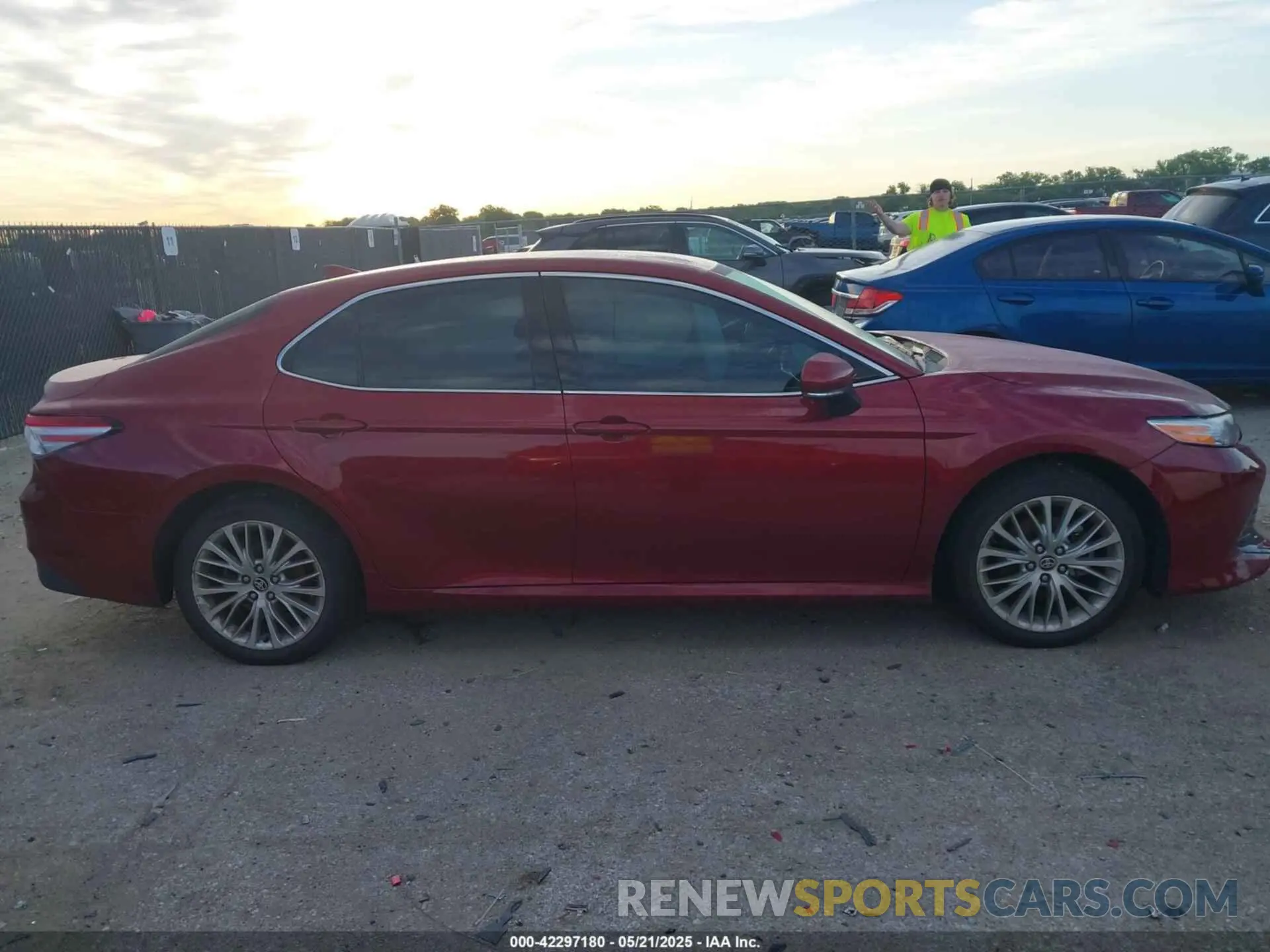 13 Photograph of a damaged car 4T1F11AK0LU388143 TOYOTA CAMRY 2020