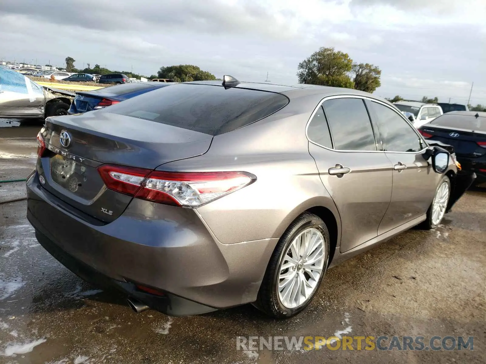 4 Photograph of a damaged car 4T1F11AK5LU979570 TOYOTA CAMRY 2020