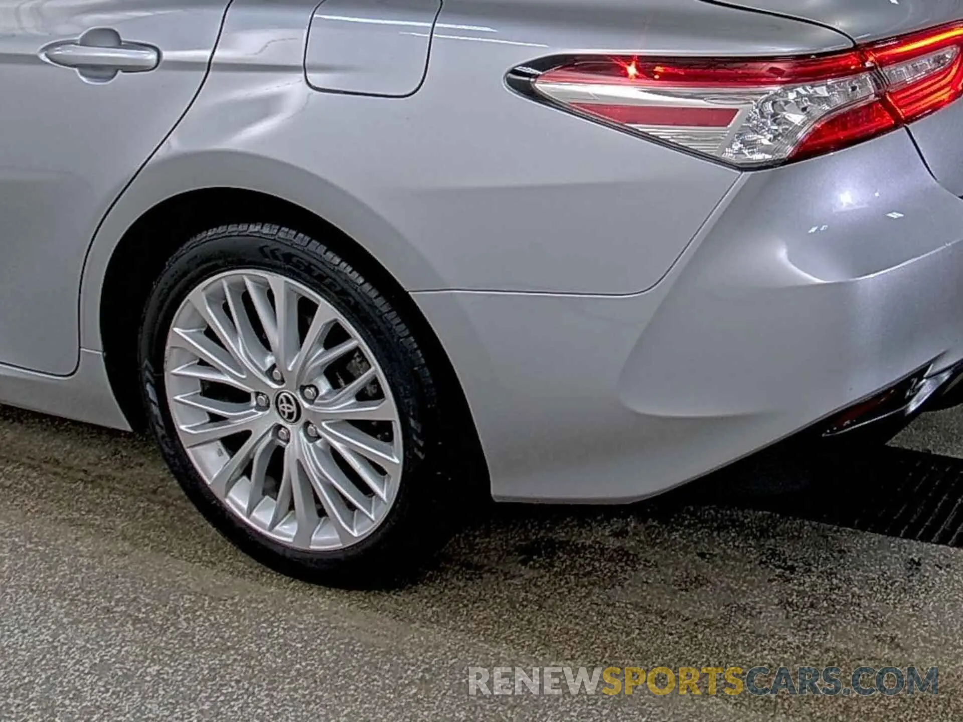 13 Photograph of a damaged car 4T1F11AK8LU994855 TOYOTA CAMRY 2020