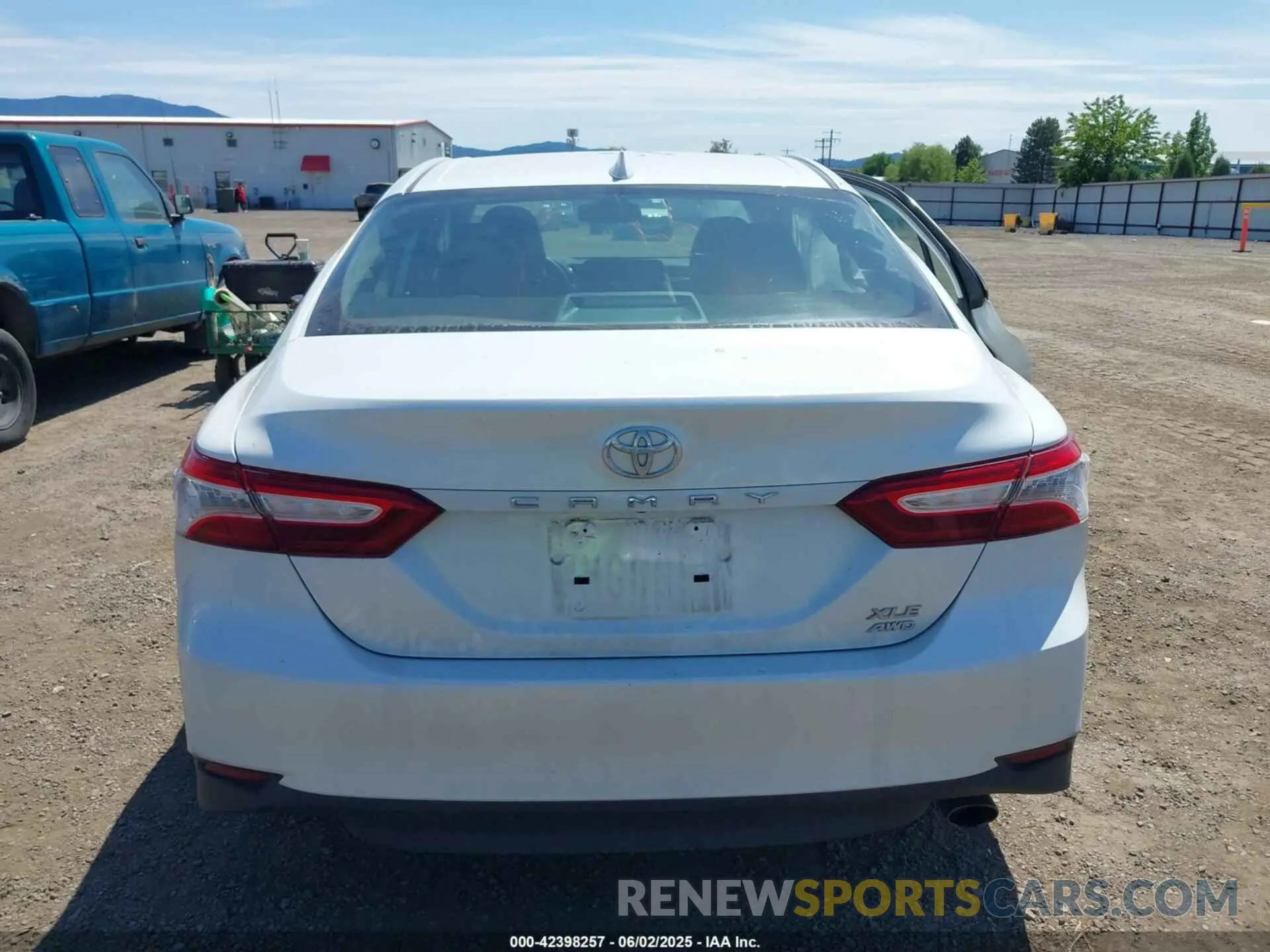 16 Photograph of a damaged car 4T1F11BK0LU008295 TOYOTA CAMRY 2020