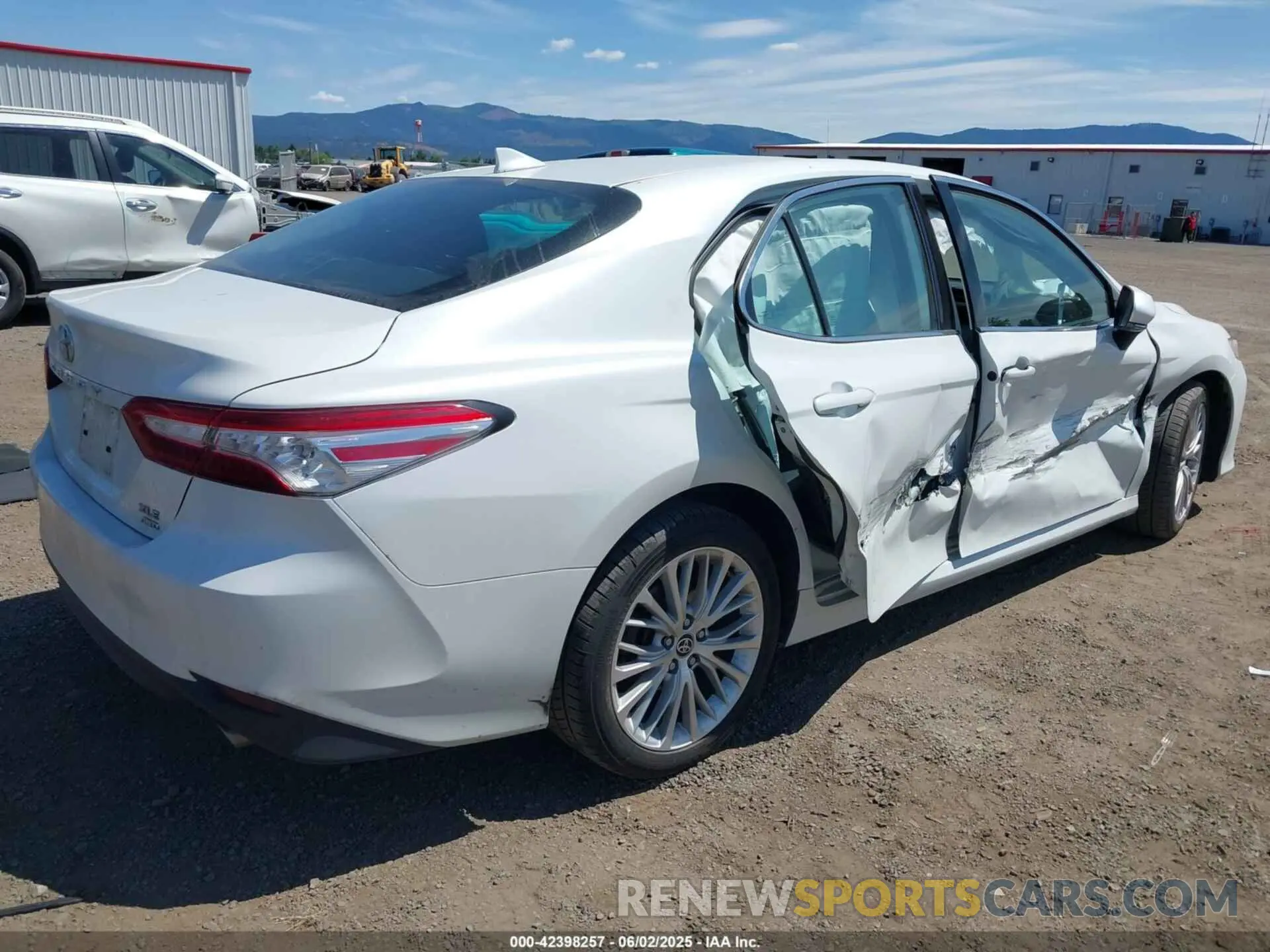 4 Photograph of a damaged car 4T1F11BK0LU008295 TOYOTA CAMRY 2020