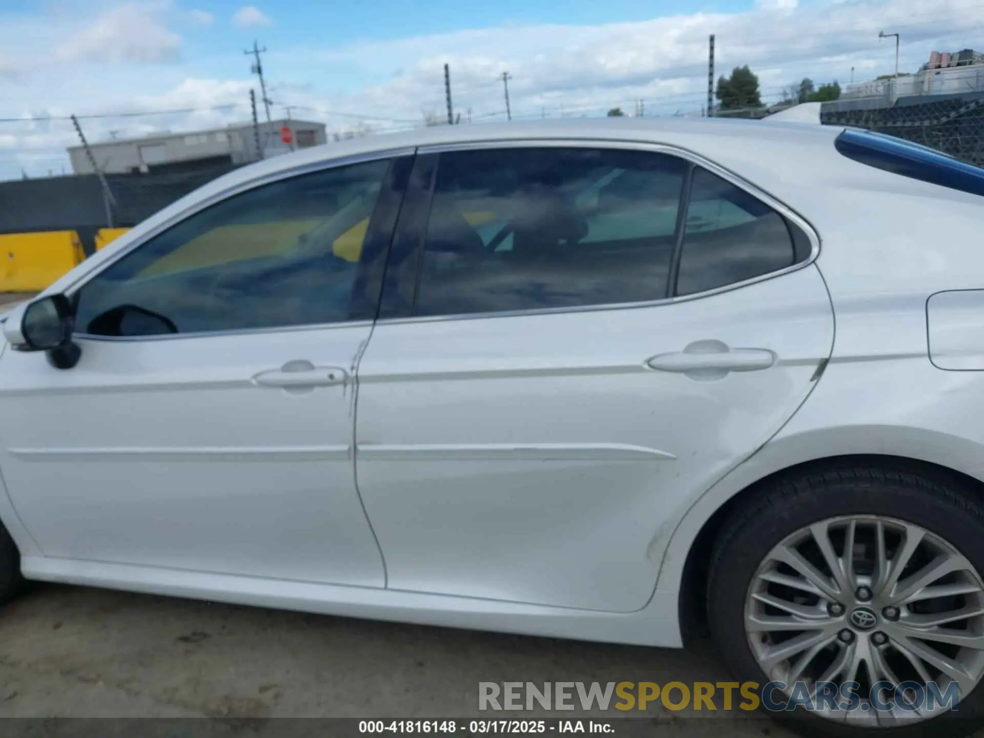 15 Photograph of a damaged car 4T1F31AK2LU014000 TOYOTA CAMRY 2020