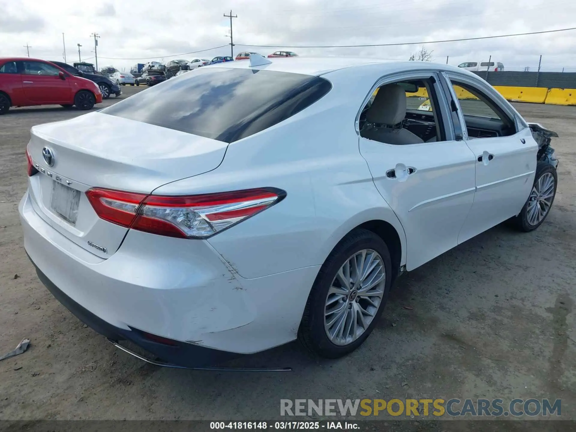 4 Photograph of a damaged car 4T1F31AK2LU014000 TOYOTA CAMRY 2020