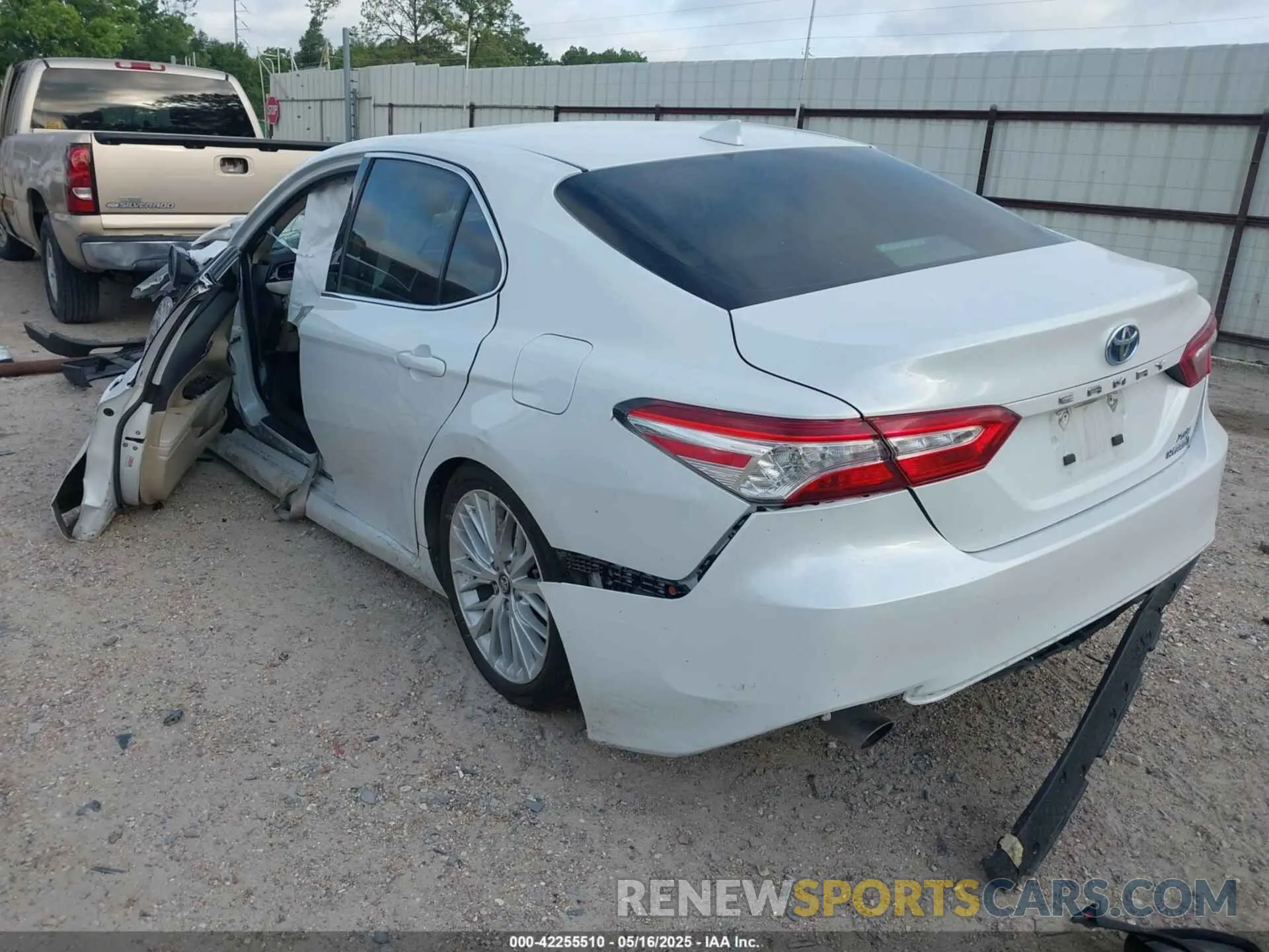 3 Photograph of a damaged car 4T1F31AK2LU523486 TOYOTA CAMRY 2020