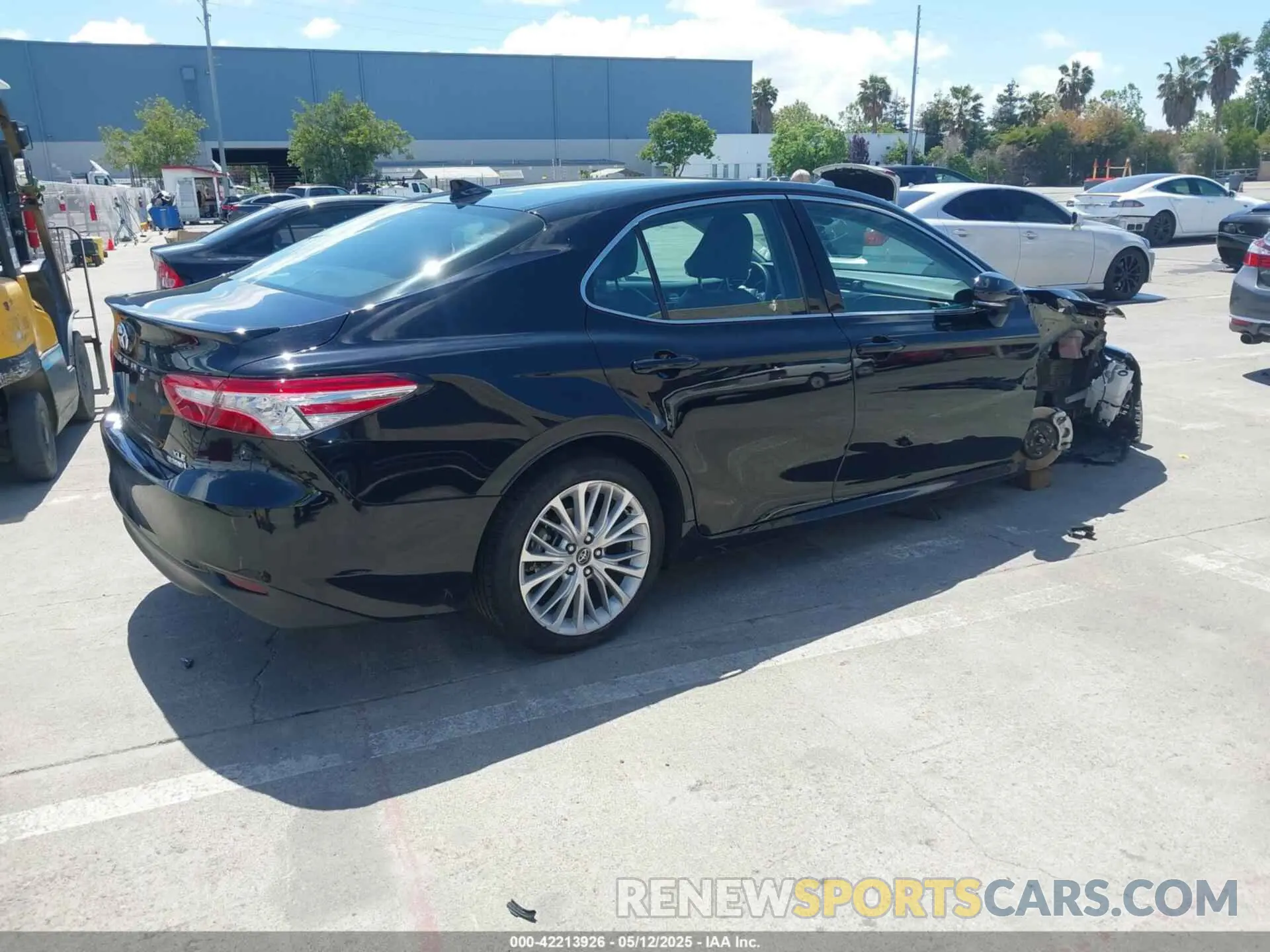 4 Photograph of a damaged car 4T1F31AK4LU526096 TOYOTA CAMRY 2020